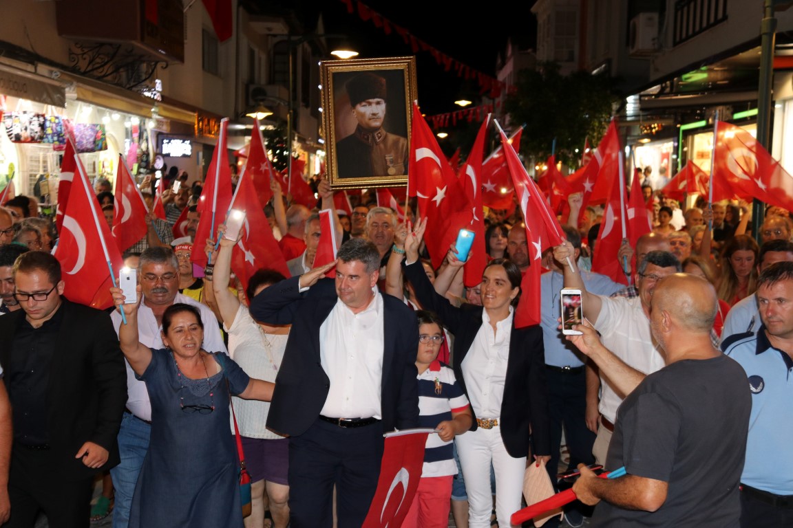 Başkan Oran, “Büyük zaferi unutturmaya çalışanlara Çeşme’den mesaj olsun”