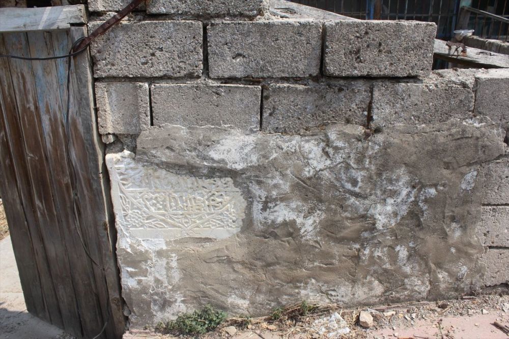 Antik kentte bulunan birçok tarihi eser, tuğla niyetine evlerin duvarlarında kullanılmış