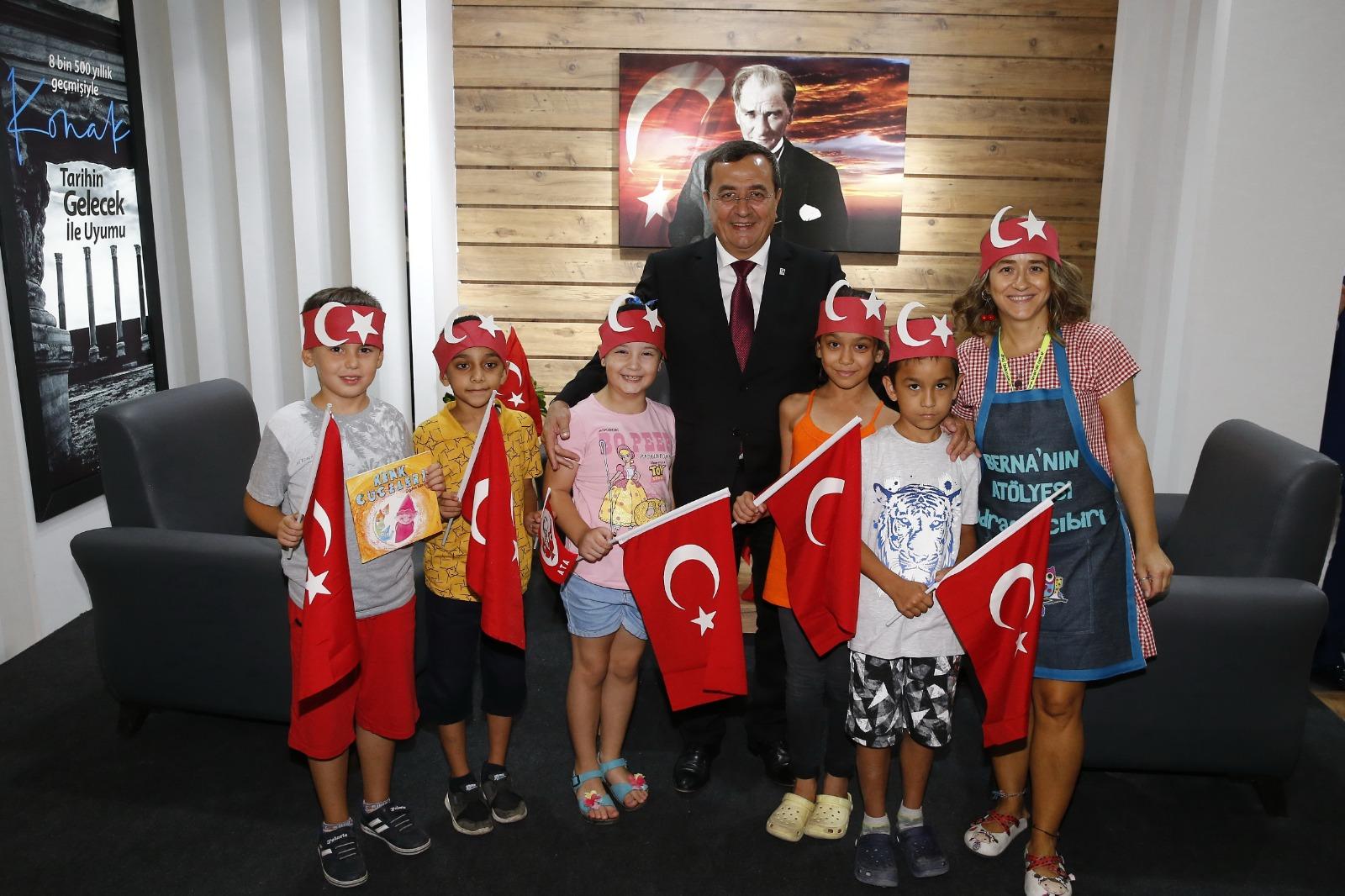 Başkan Batur'dan fuarda 9 Eylül coşkusu... Tek tek bayrak dağıttı