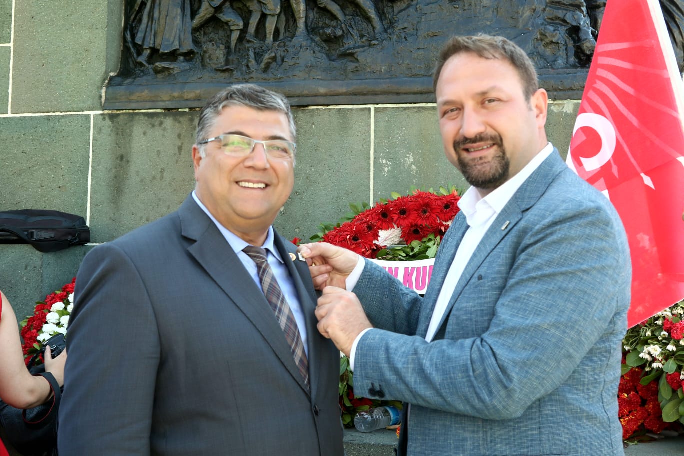 Çiğli Belediyesi'nden Kurtuluşa özel 97 bin rozet... Başkan Gümrükçü rozetleri tek tek takdim etti