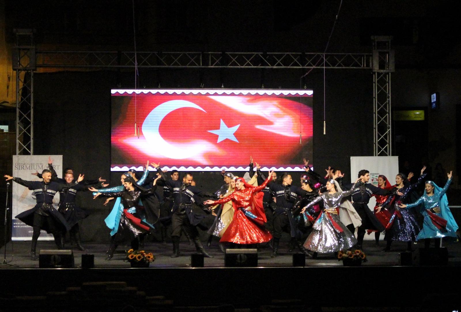 Konak Belediyesi Halkoyunları Topluluğu gururlandırdı...16 ülkeye karşı yarıştılar