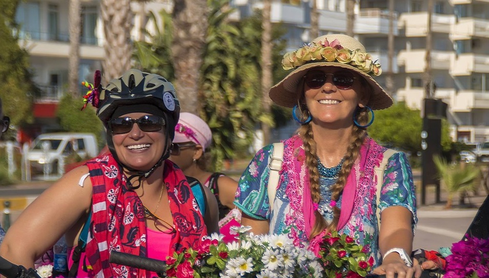 7'nci Süslü Kadınlar Bisiklet Turu: 'Egzoz yerine parfüm, çiçek kokusu'