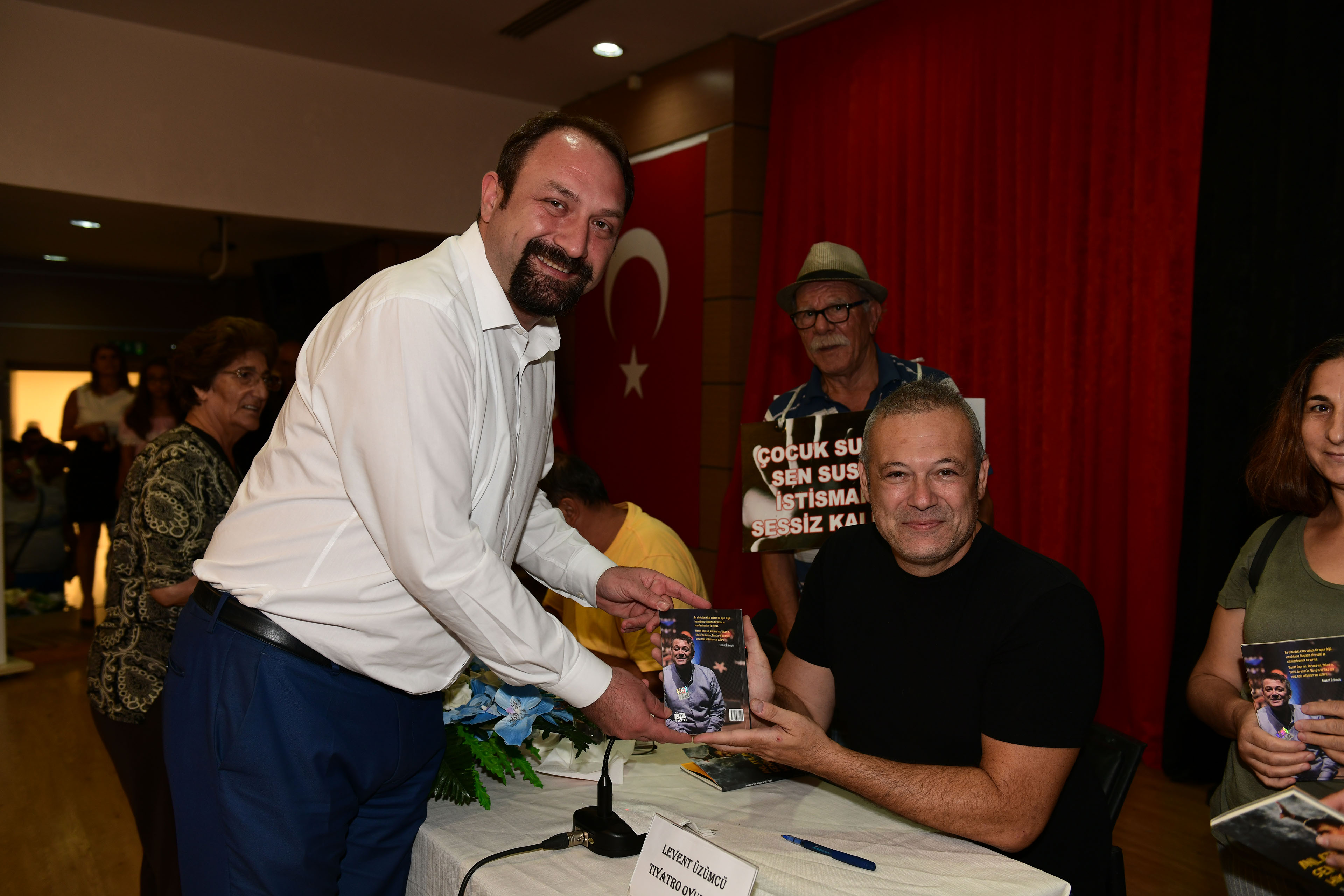 Çiğli'de Levent Üzümcü'nün oyununa büyük ilgi... Başkan Gümrükçü kitap imzalattı