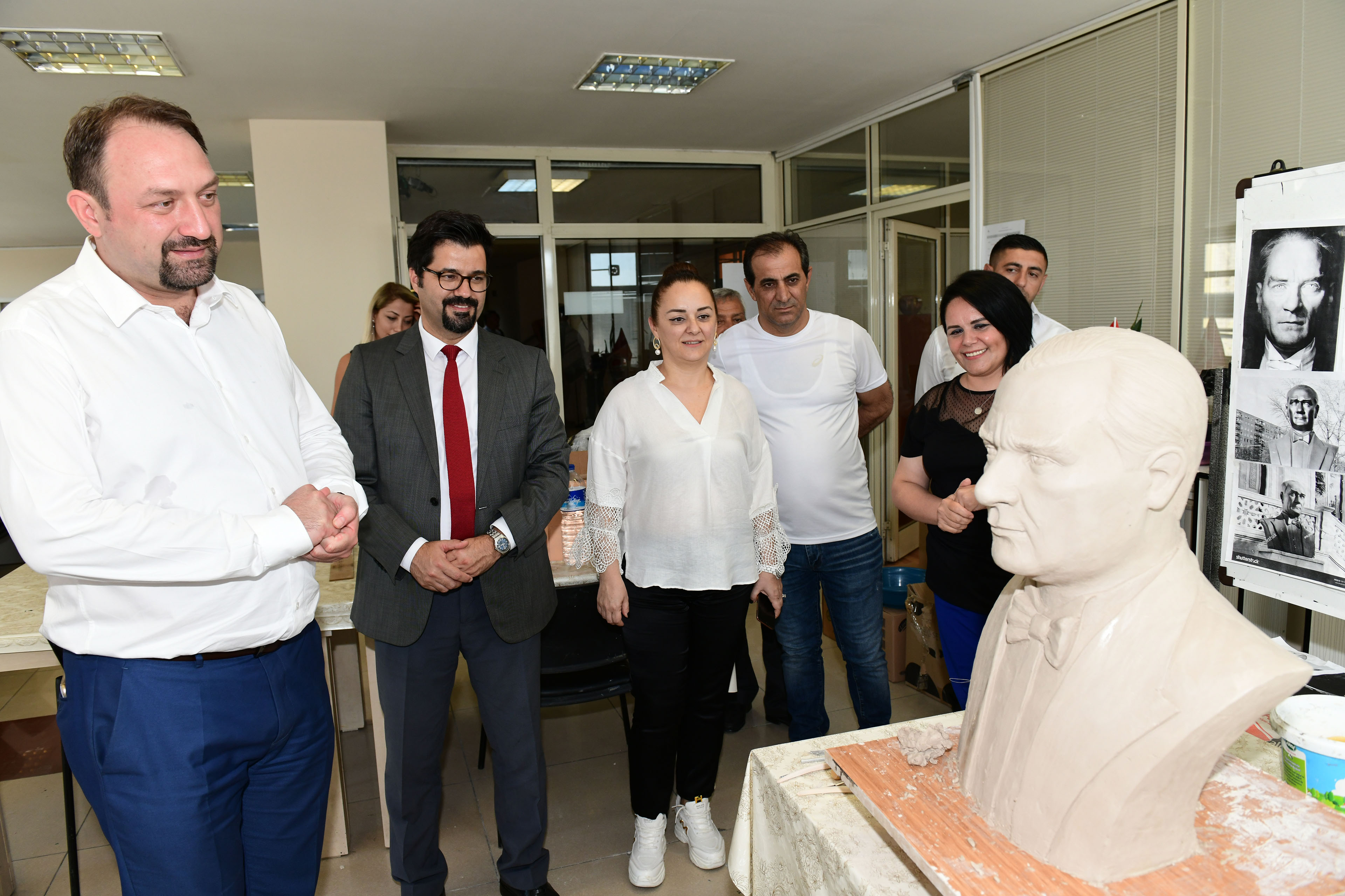 Çiğli, Atatürk Büstü ile Donatılıyor