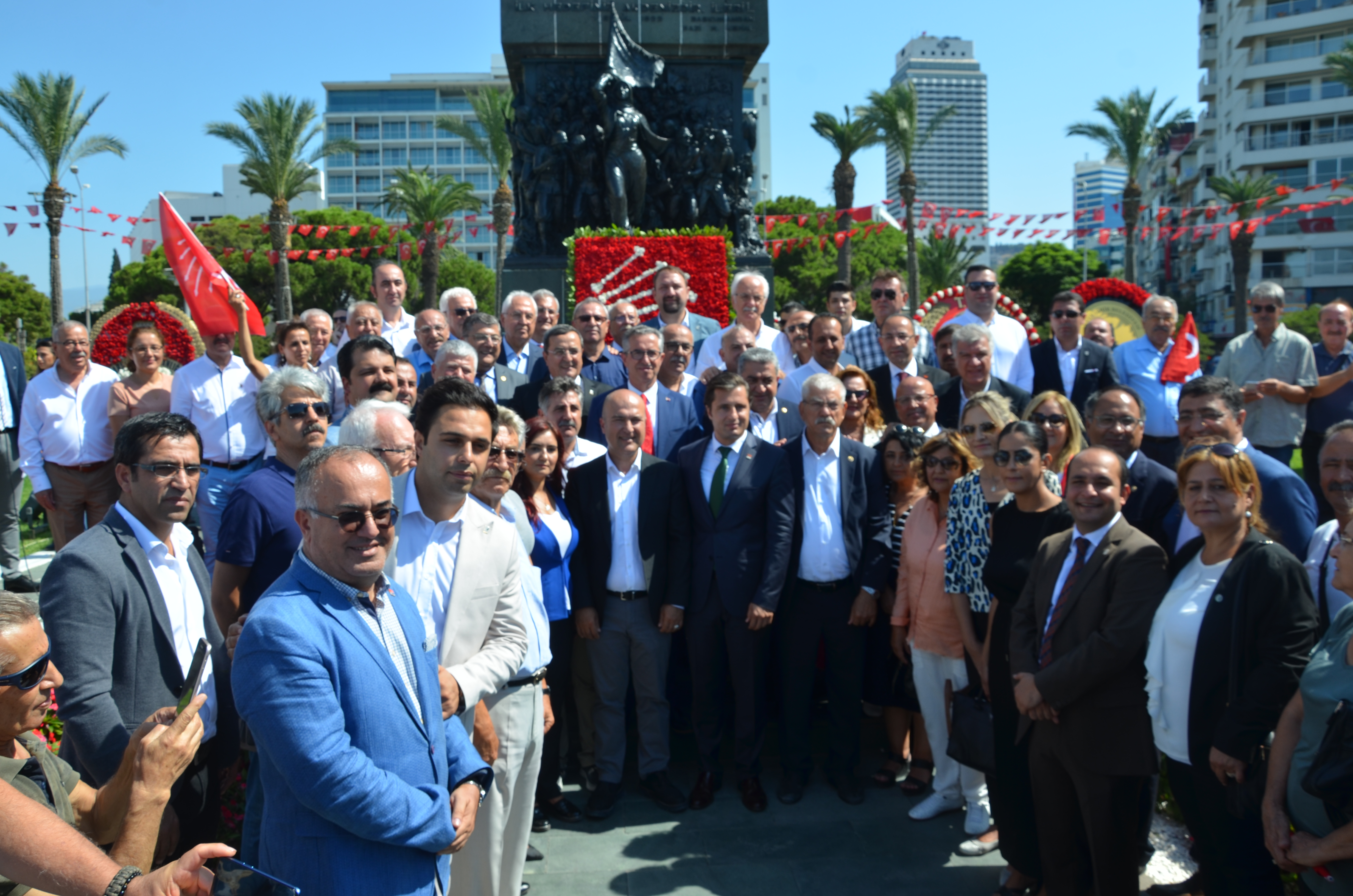 CHP İzmir İl Örgütü'nden Cumhuriyet Meydanı'nda çifte kutlama