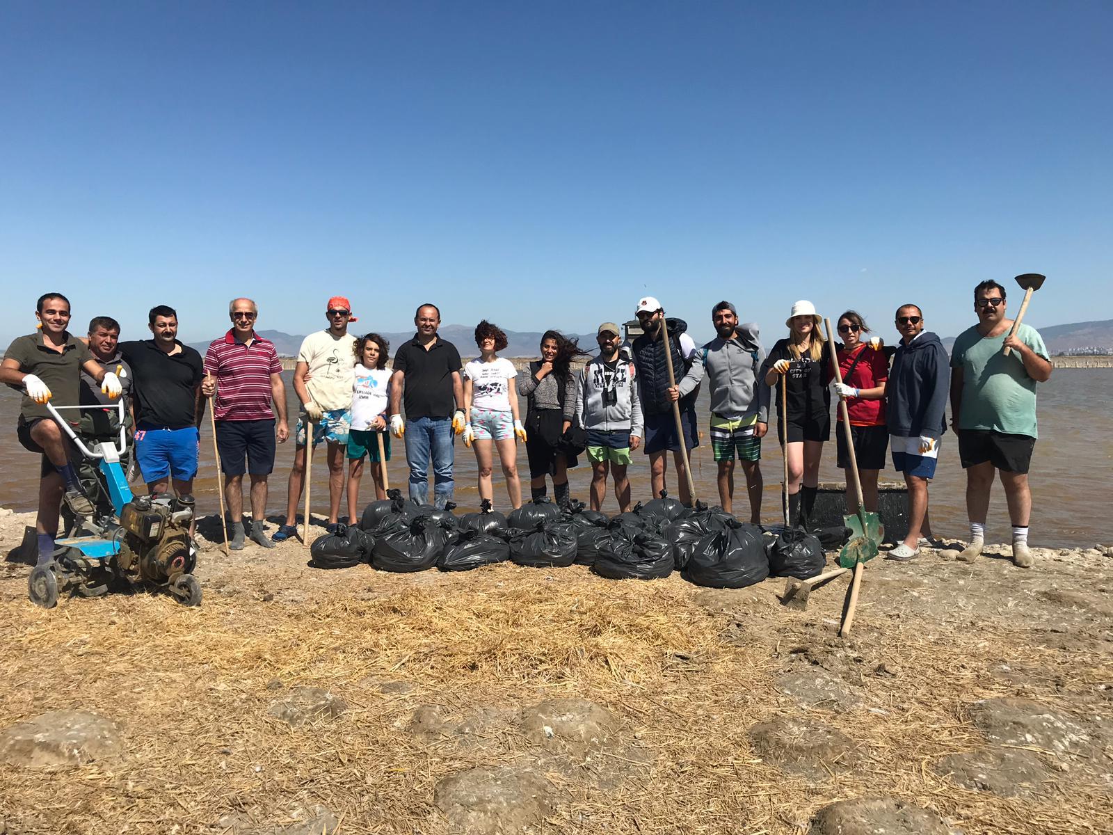 Kuş Cenneti'nde flamingolar için temizlik seferberliği