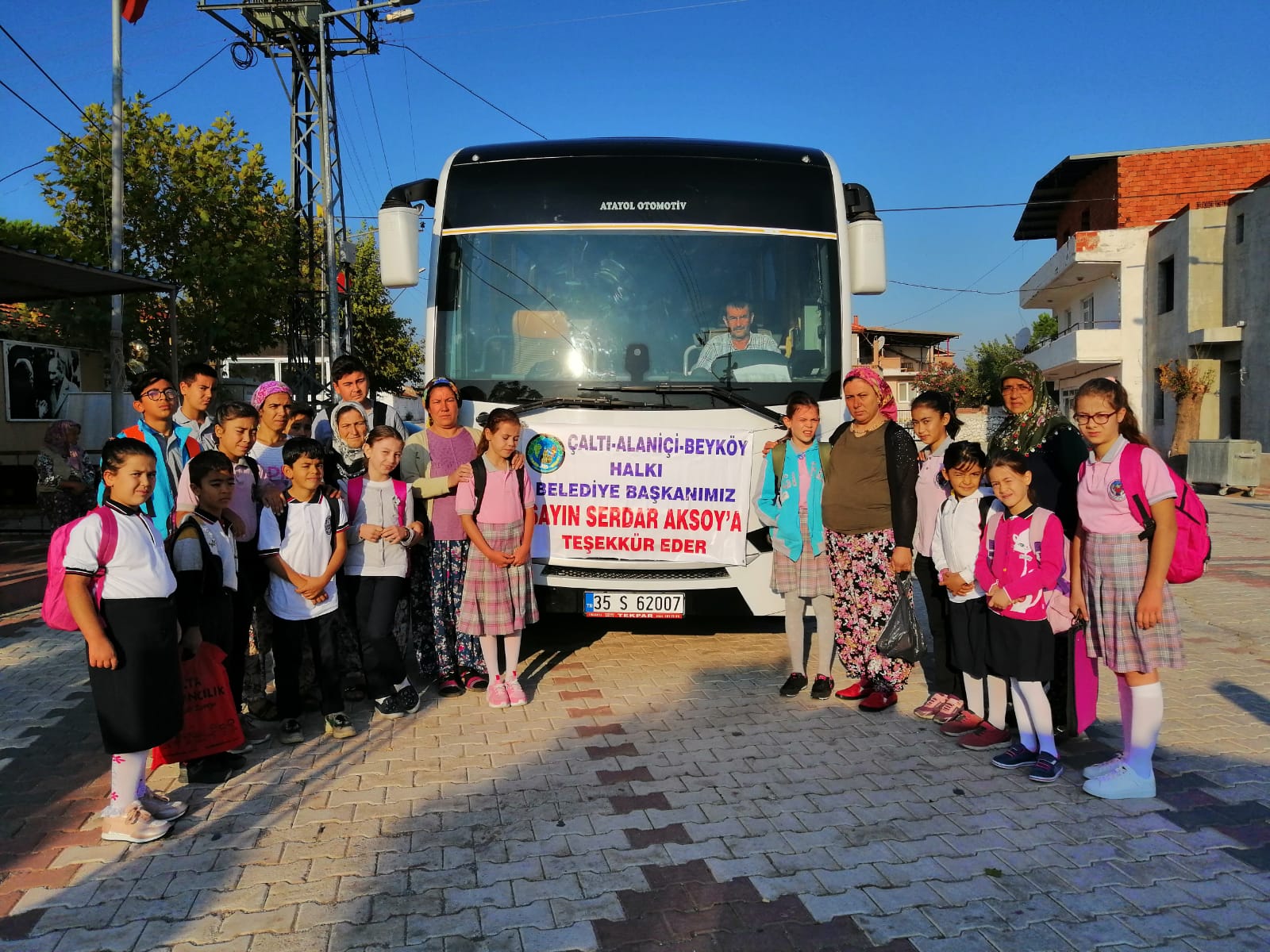 Menemen'de öğrencilerin sorunu çözüldü. Başkan Aksoy'dan miniklere özel servis.