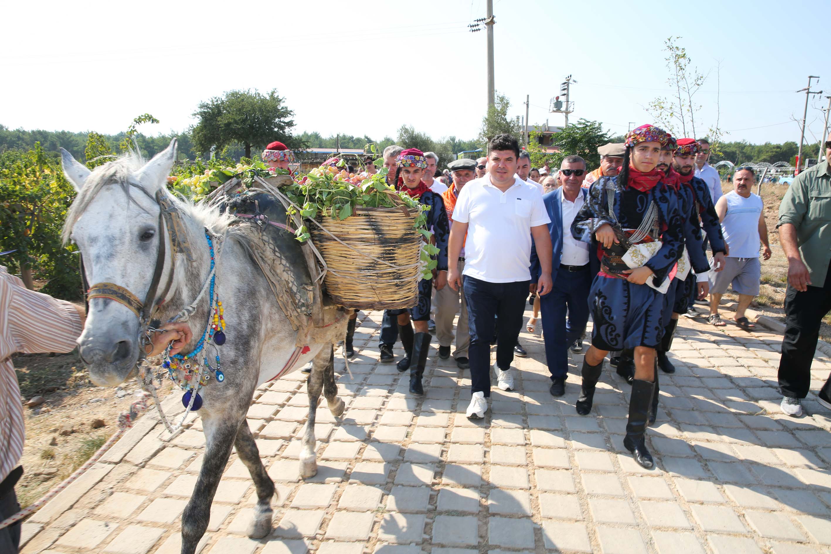 Buca'da bayram havasında Bağ Bozumu Şenliği
