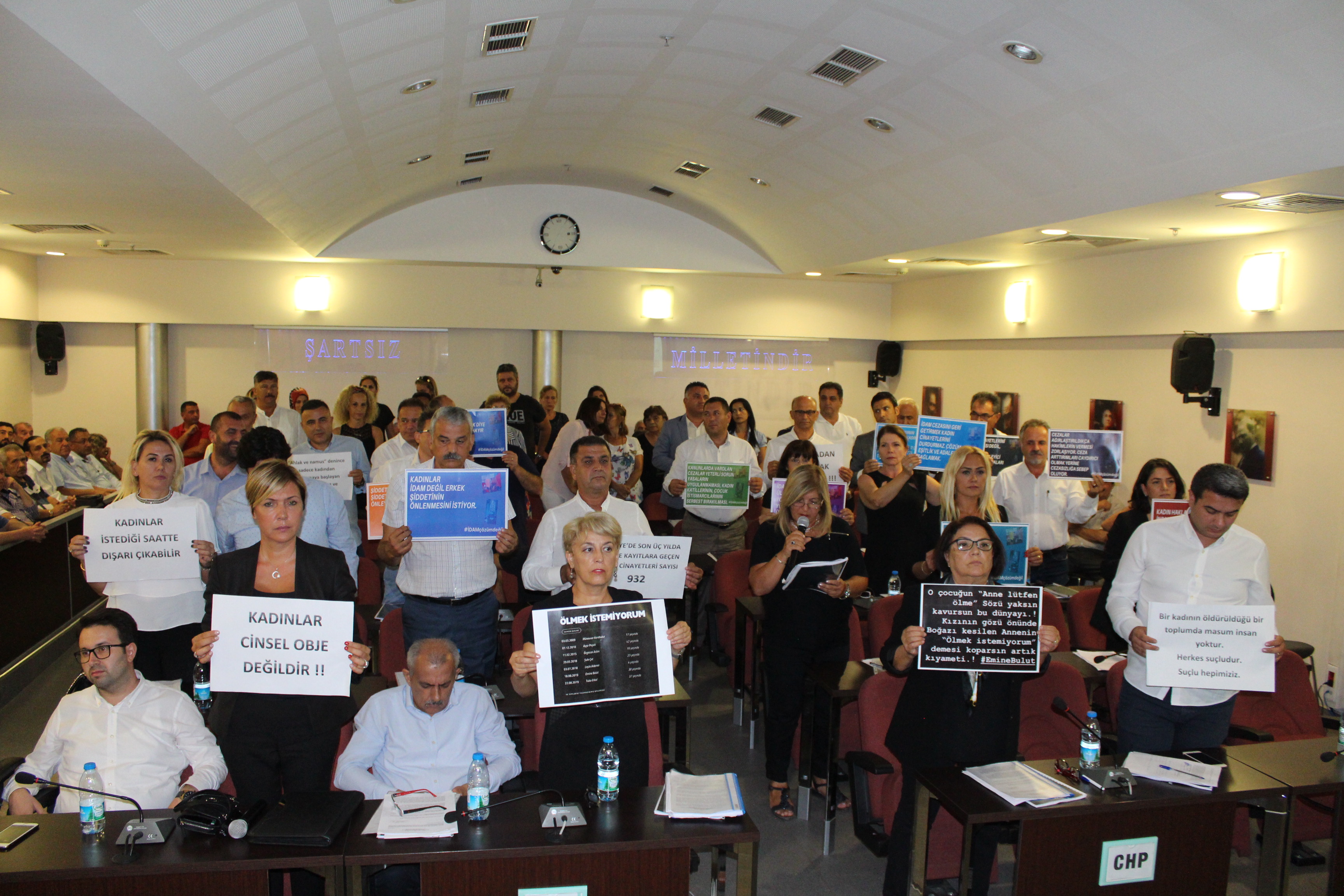 Karşıyaka Belediye Meclisi'nde kadına şiddete ortak tepki!