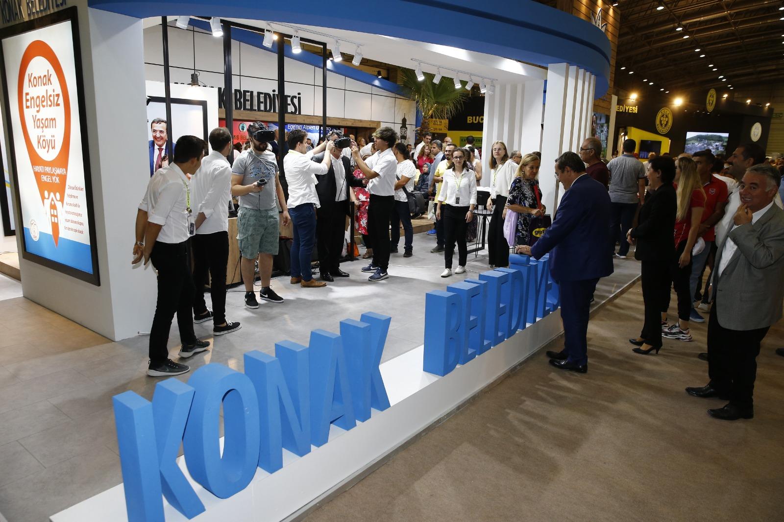 Konak Belediyesi standına ziyaretçi akını