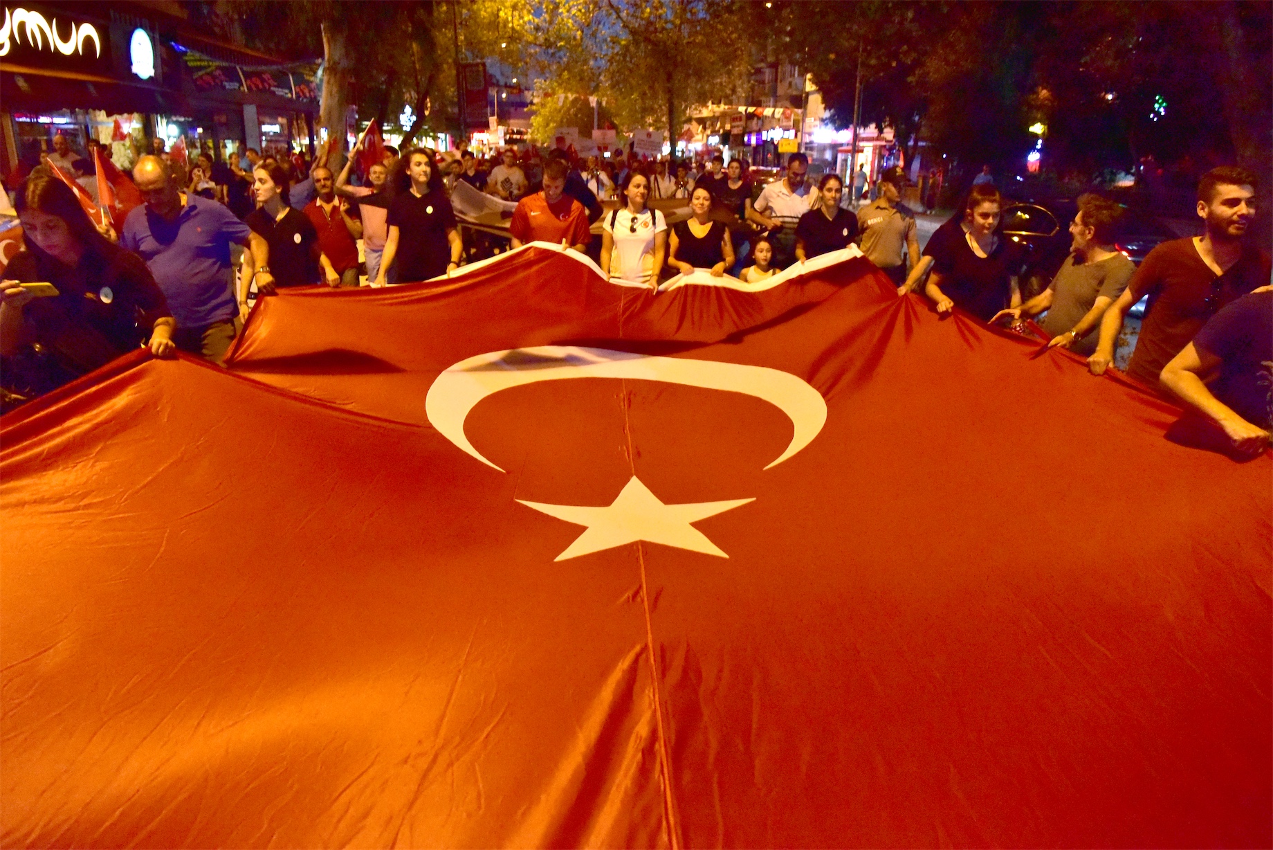 Bornova kırmızı beyaza büründü... İzmir'in kurtuluşu coşkuyla kutlandı