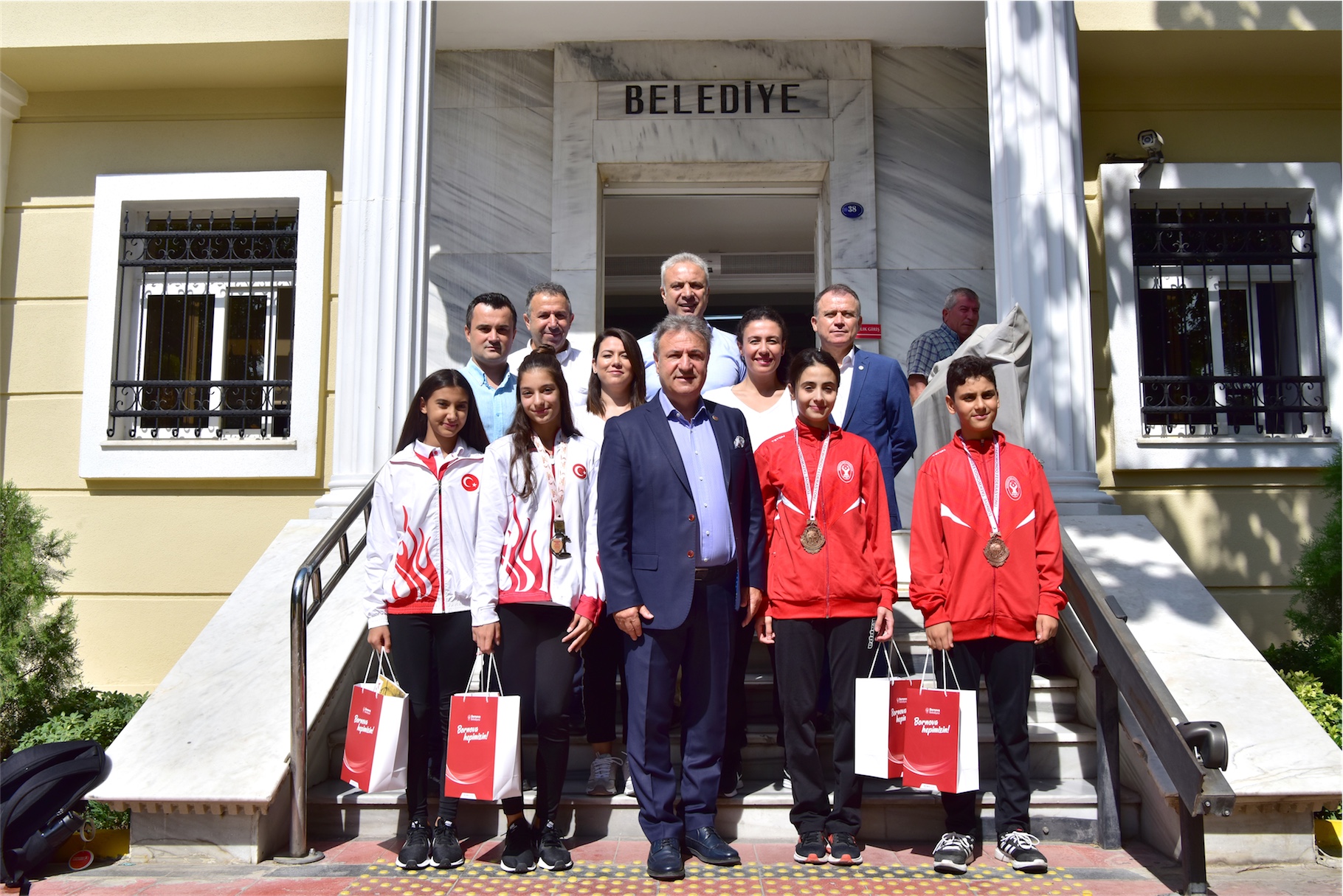 İduğ’dan madalyalı sporculara kutlama