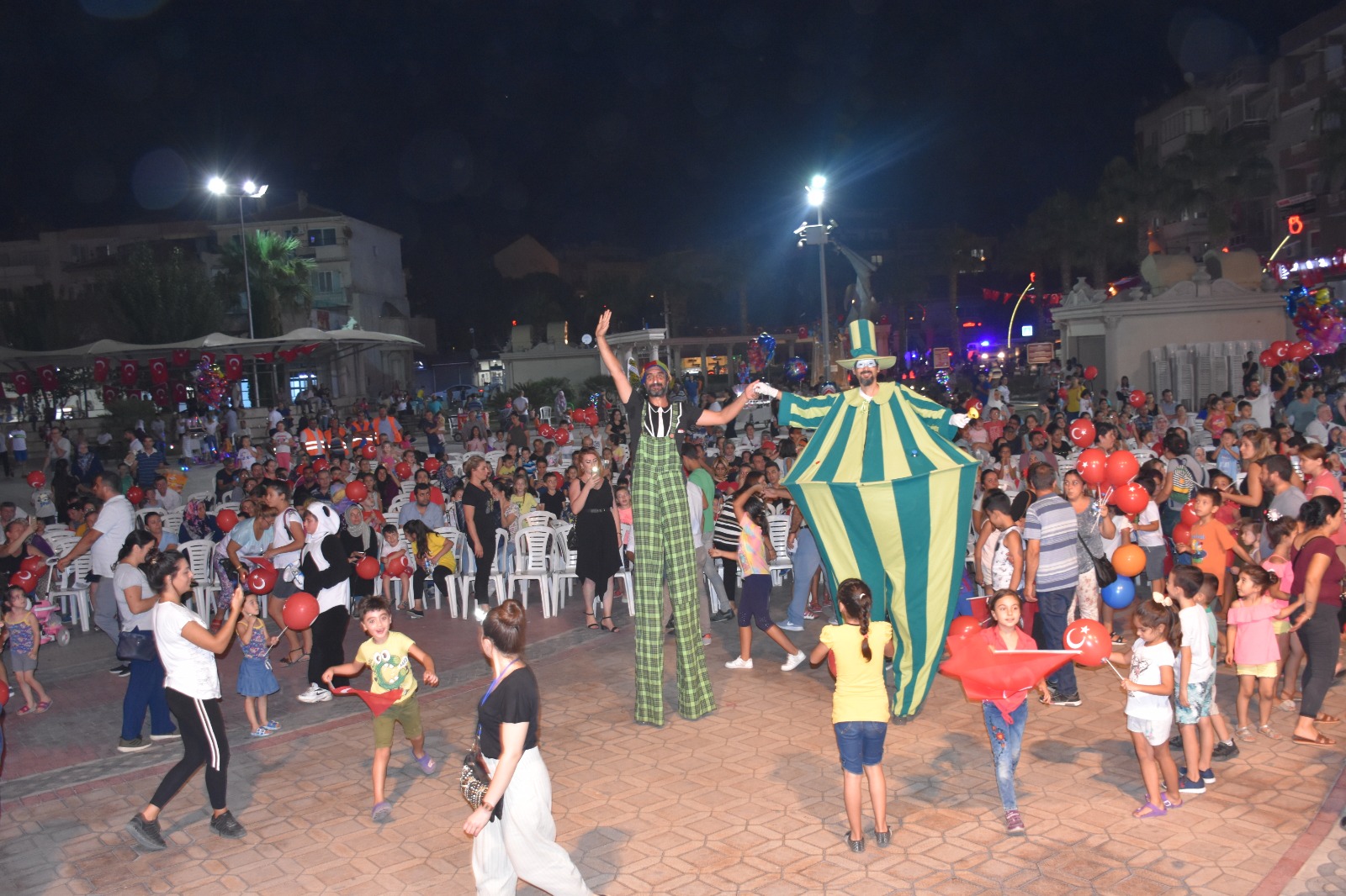 Menemen'de çocuklar kortej, konser ve oyunlarla doyasıya eğlendi