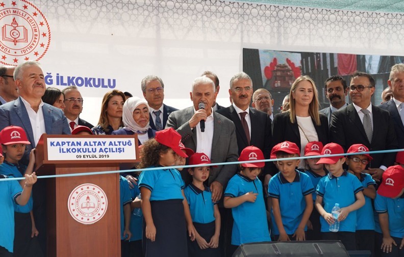 Binali Yıldırım'dan İzmir'de iş insanlarına 'okul' çağrısı