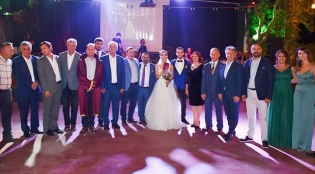 CHP camiasını buluşturan düğün. Nikahı Serdar Aksoy kıydı...