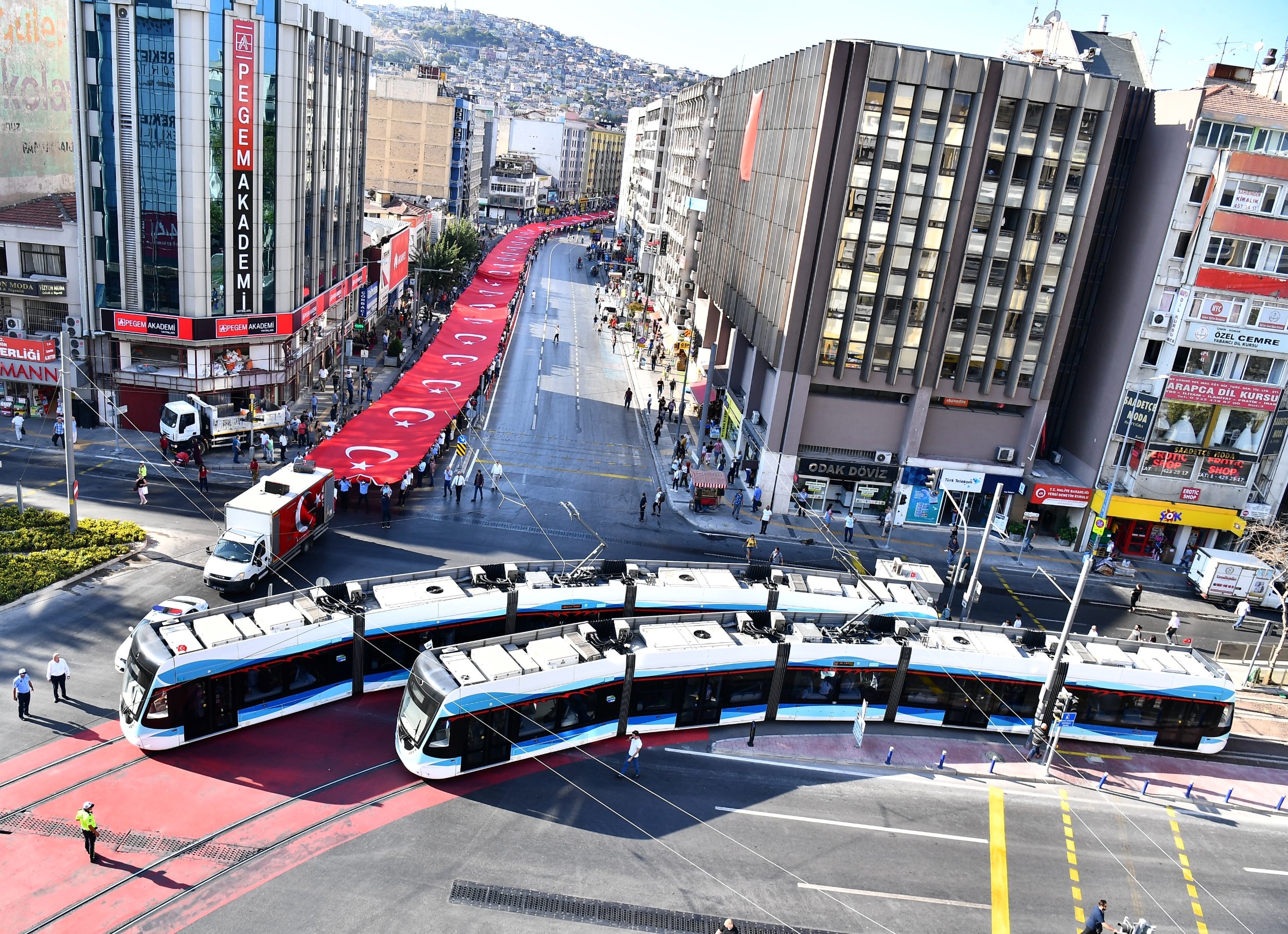 İzmir'de 9 Eylül coşkulu başladı... Binlerce İzmirli 'Zafer Yürüşü'nde bir araya geldi
