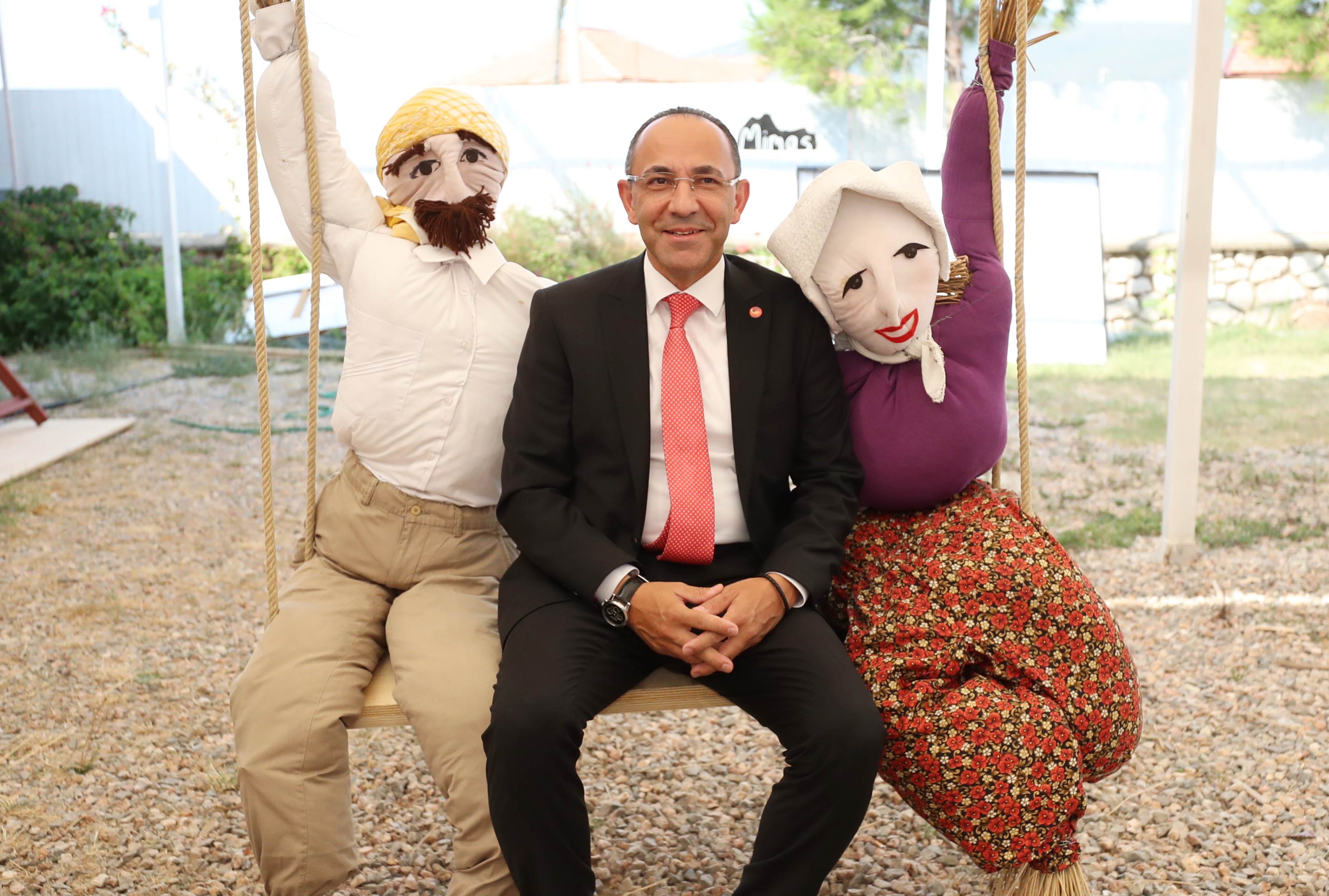 Urla'da Oyuk Festivali... Bu korkuluklar; korkutmuyor eğlendiriyor