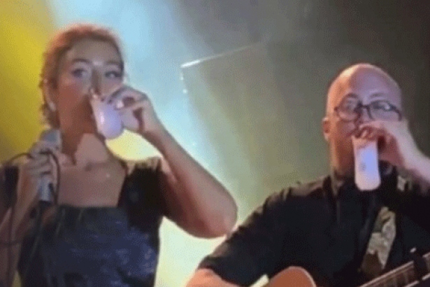 İzmir konserinde seyircilerine kadeh kaldıran Sıla, sosyal medyada eleştirildi