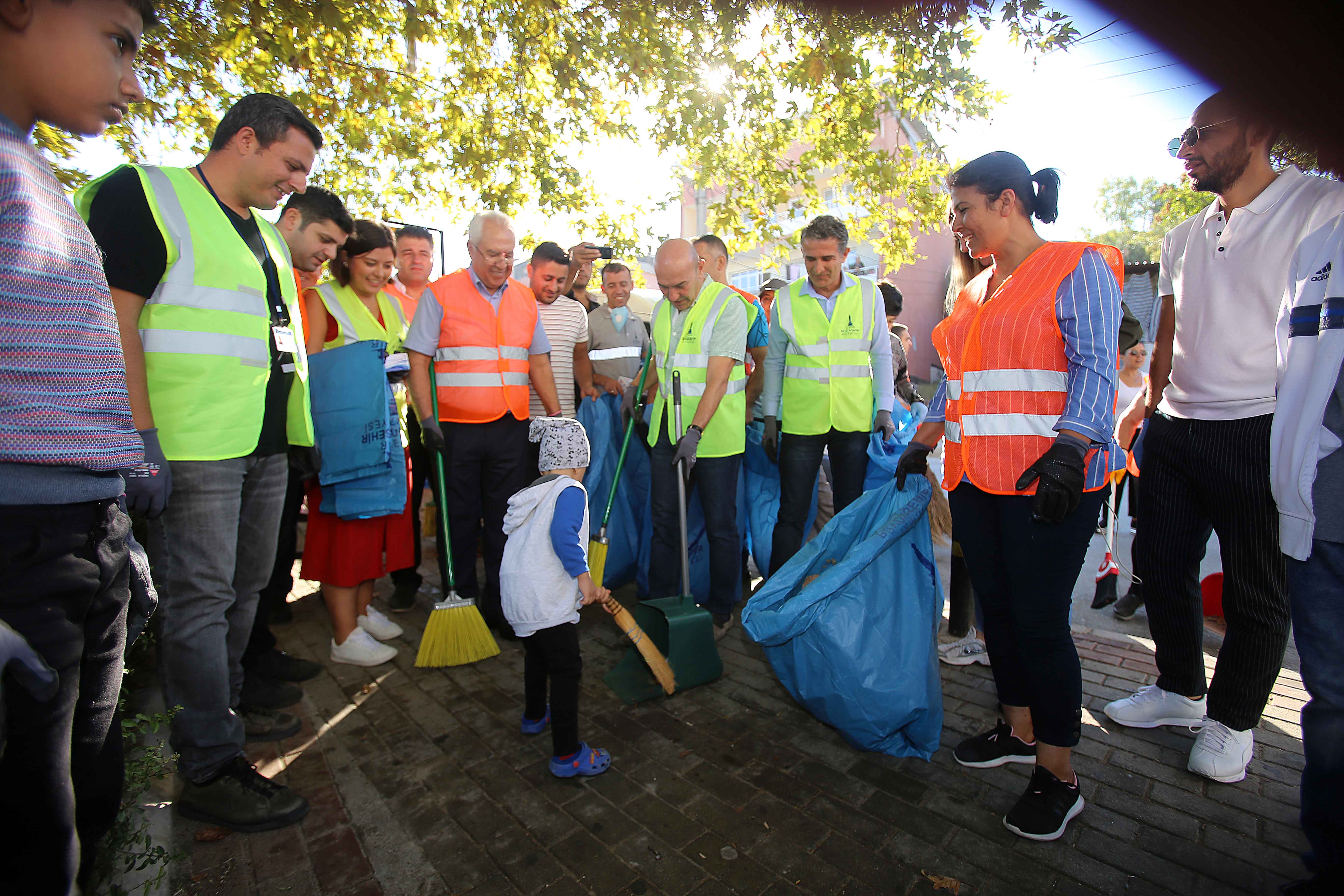 ''Çiçek gibi İzmir'' için Soyer ve Selvitopu kolları sıvadı