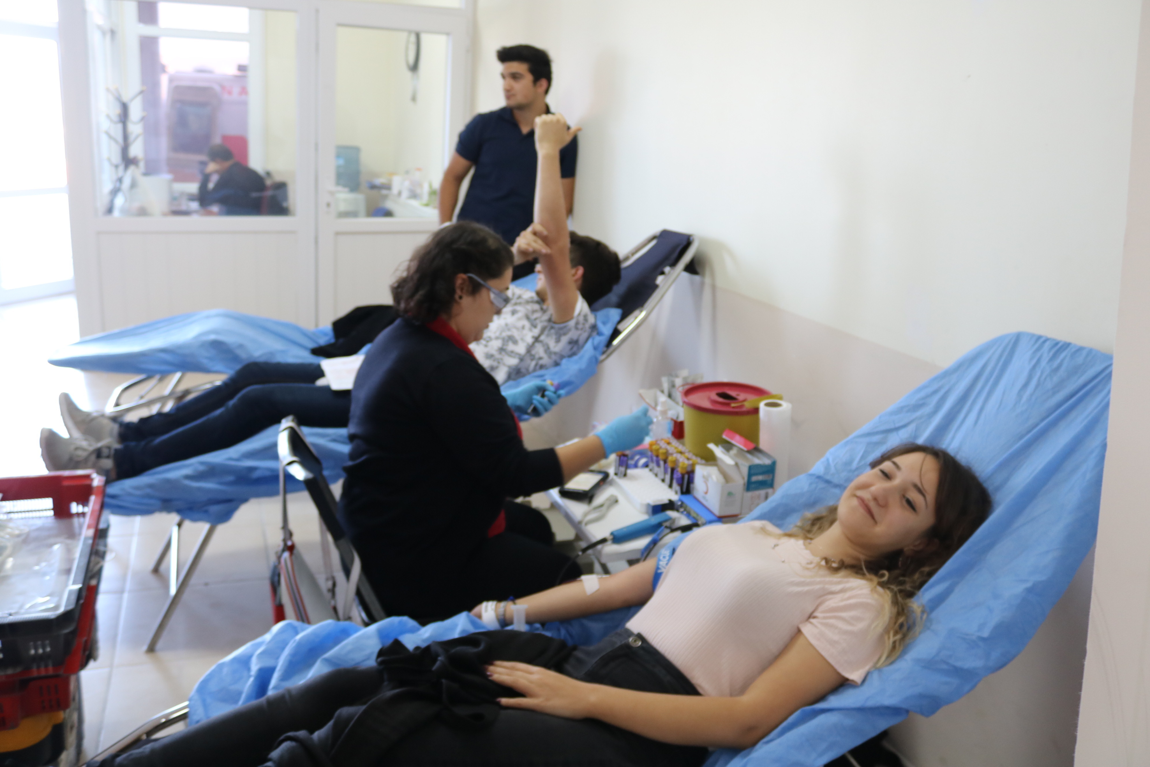 Foça'da üniversite öğrencilerinden kan bağışı