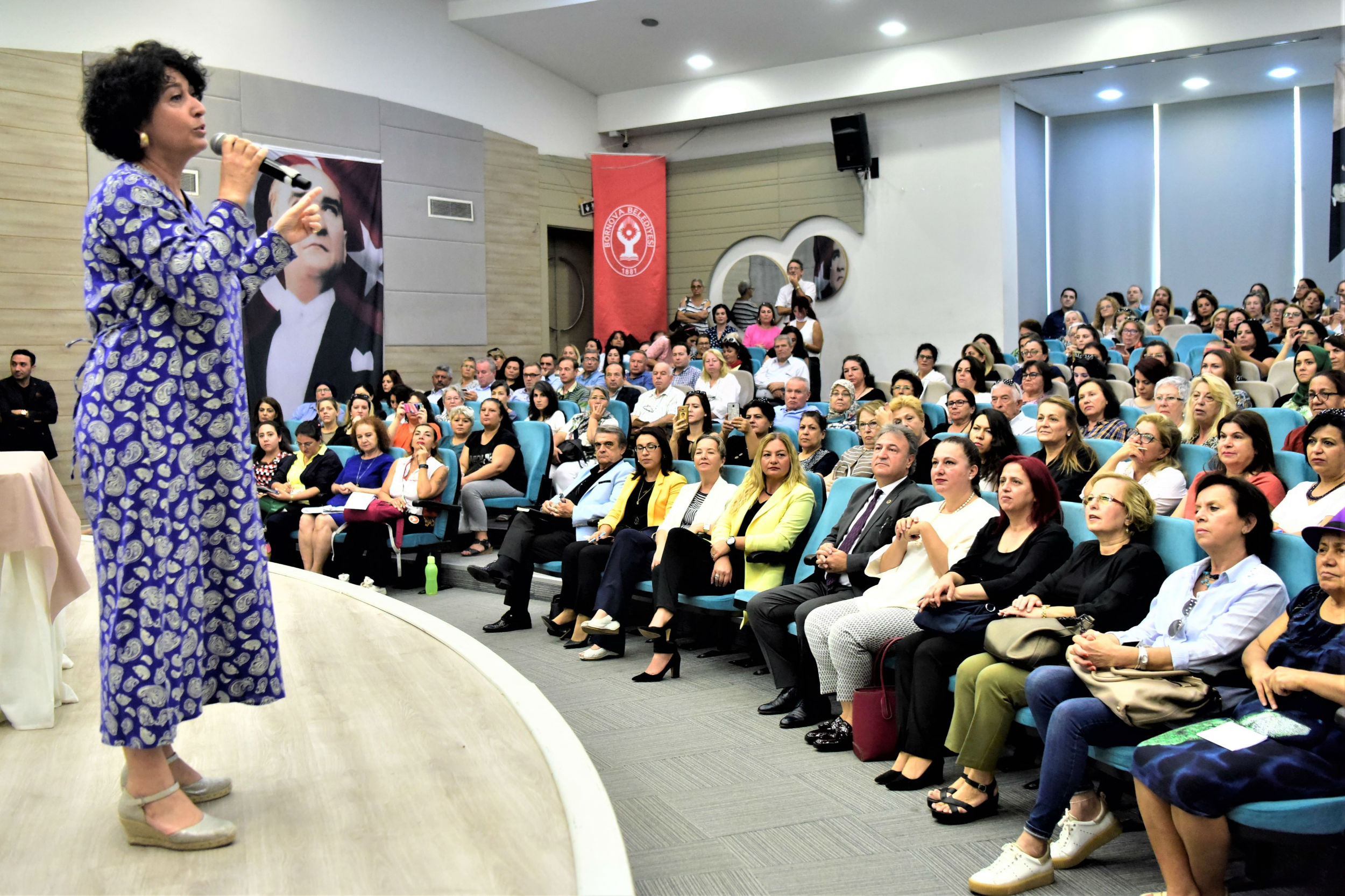Neptün Soyer Bornovalı Kadınlarla buluştu “Kadınlarımız kooperatiflerle güçlenecek”