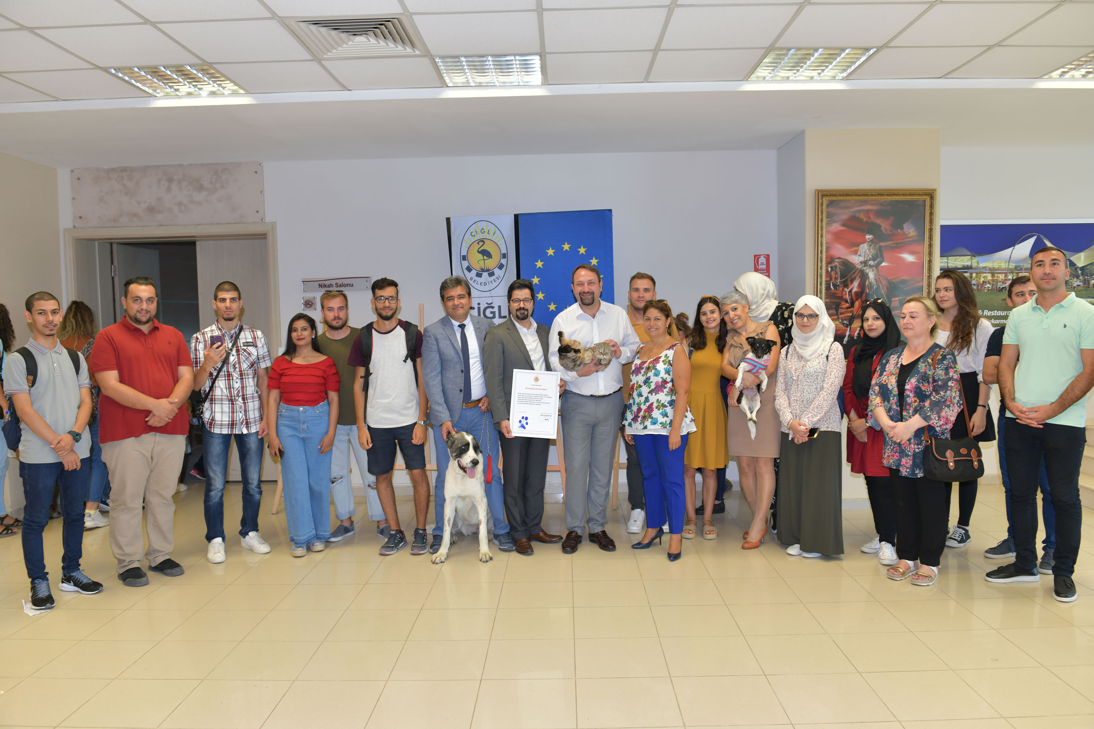 Başkan Utku Gümrükçü ve barınak köpeği Foks tarafından imzalandı!