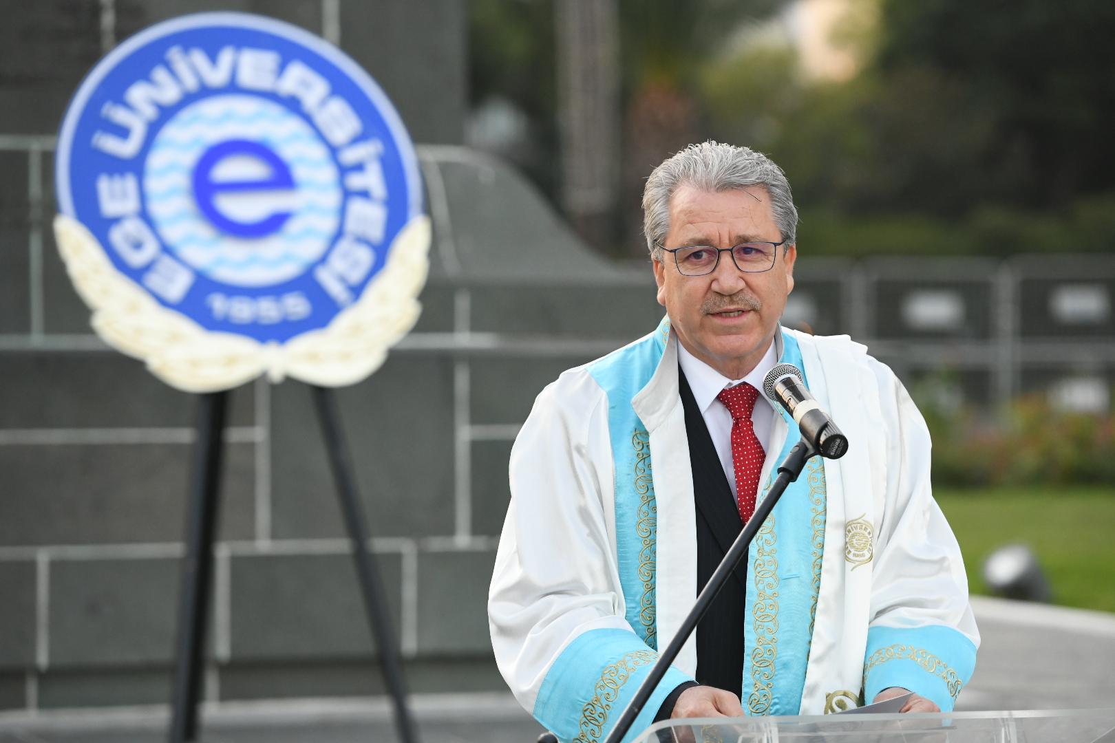 Rektör Budak, Atatürk Anıtına Çelenk Sundu