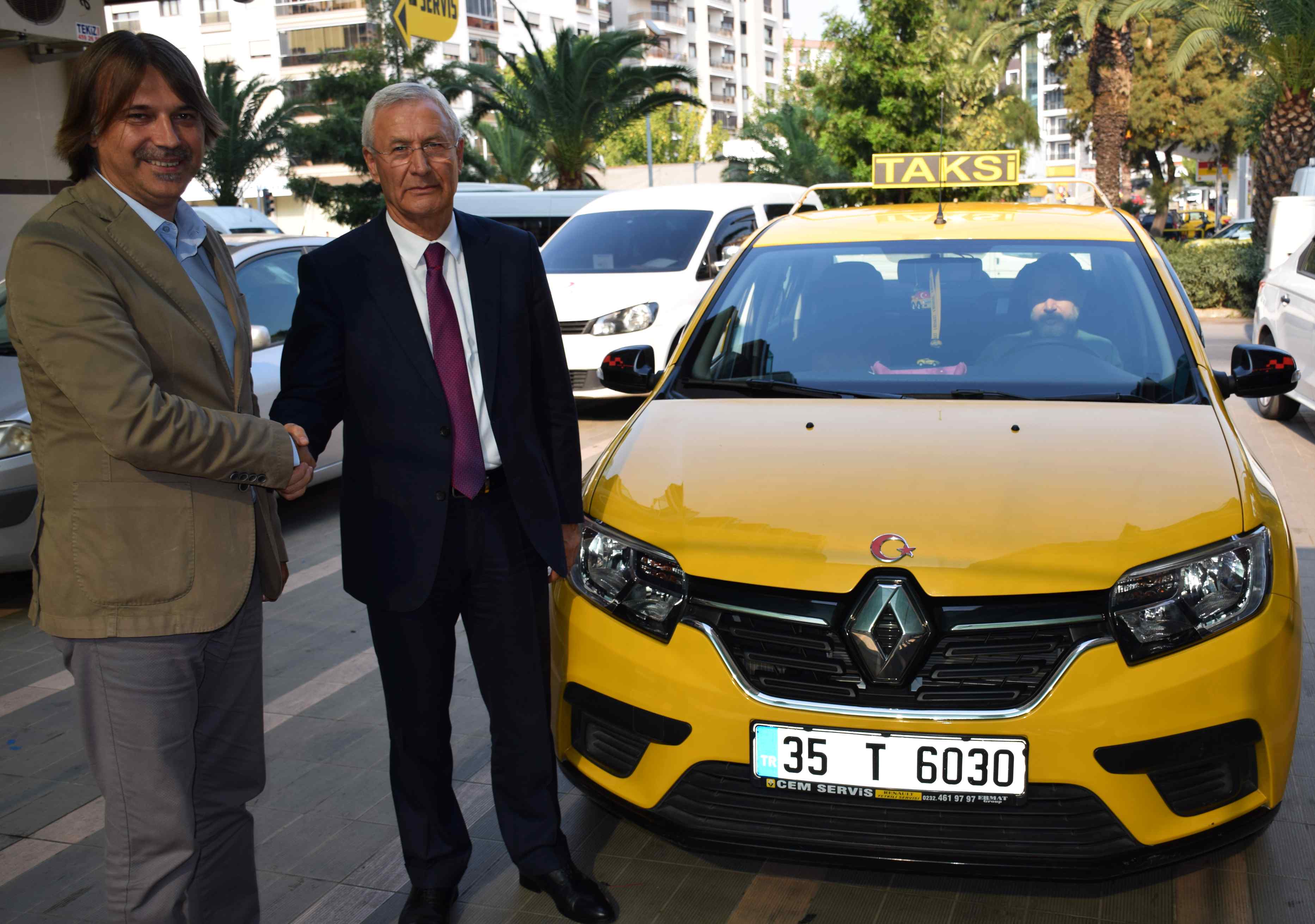 İzmirli taksicilerden Kızılay'a yardım eli