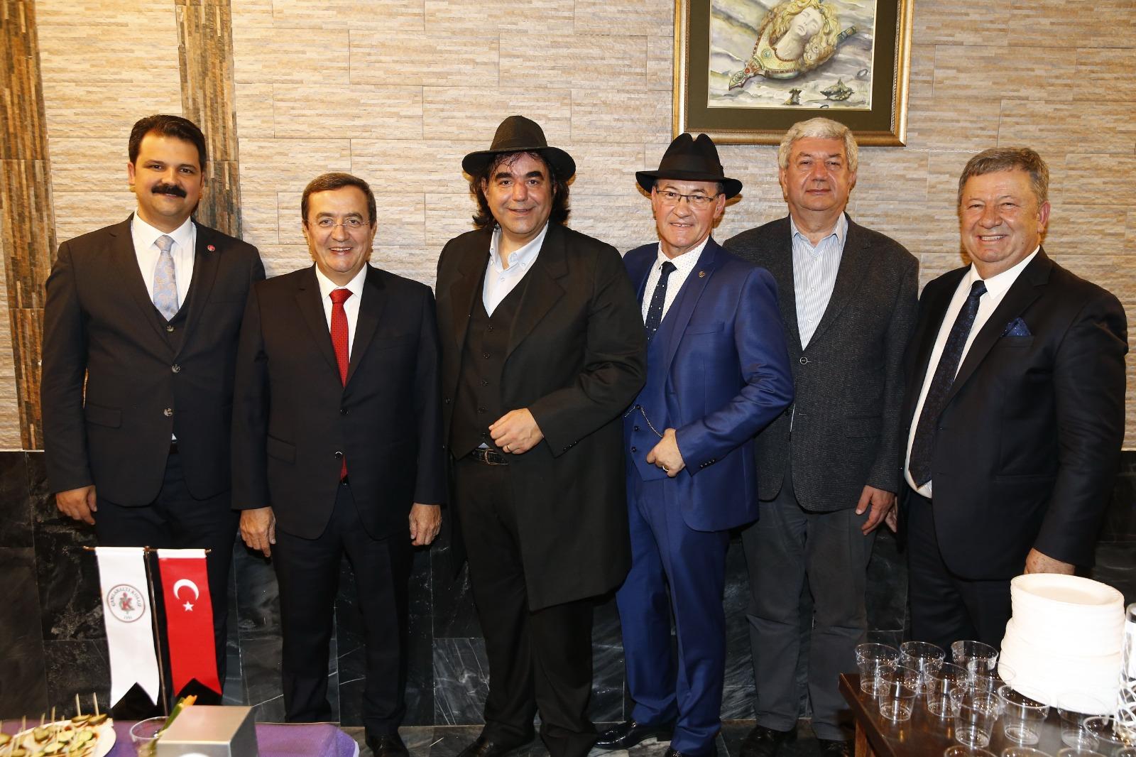 Başkan Batur tiyatroseverlerle buluştu