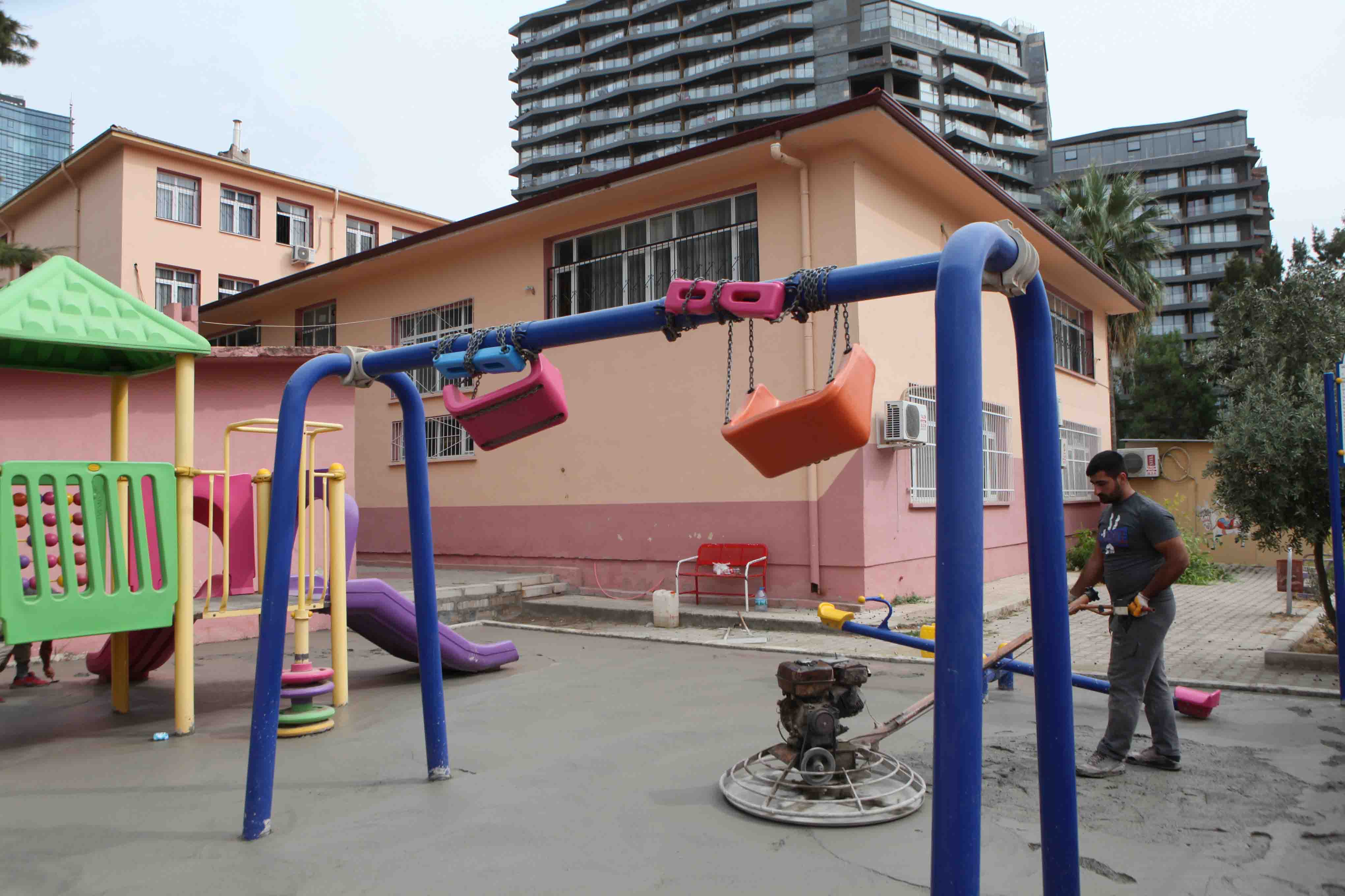 Bayraklı'da okullar sil baştan yenileniyor