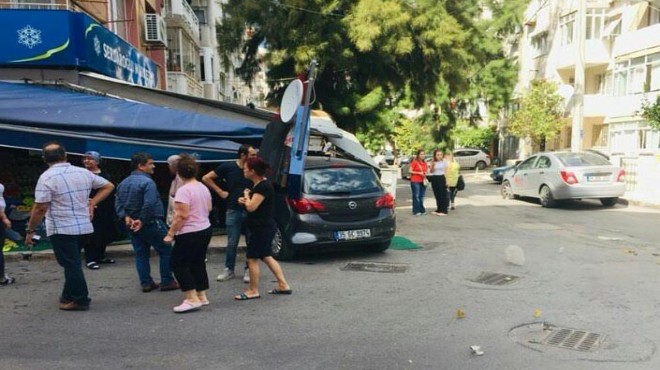 Karabağlar'da faciadan dönüldü: Otomobil market tezgahına daldı!