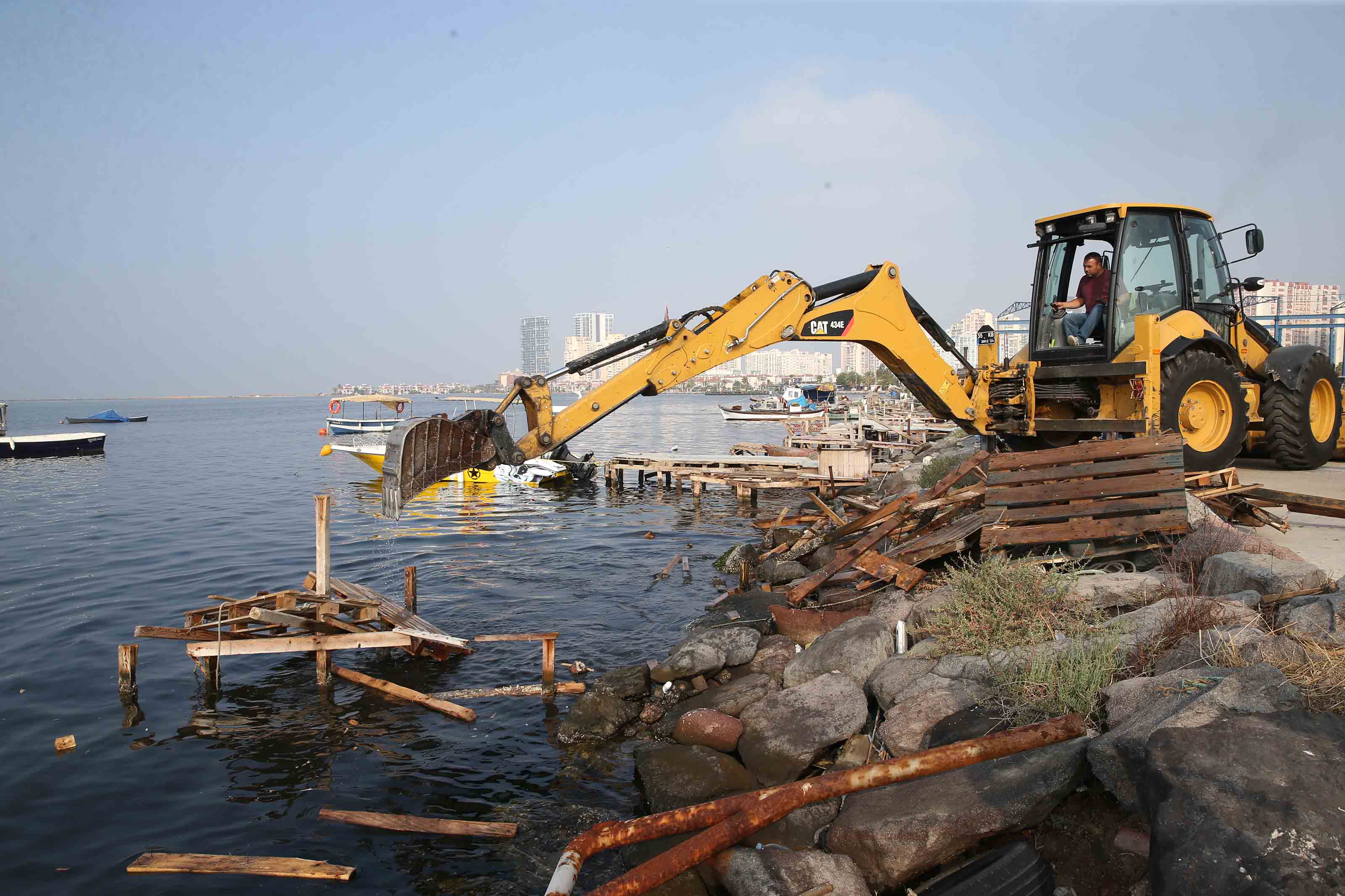 Karşıyaka’da ‘kaçak iskele’ operasyonu