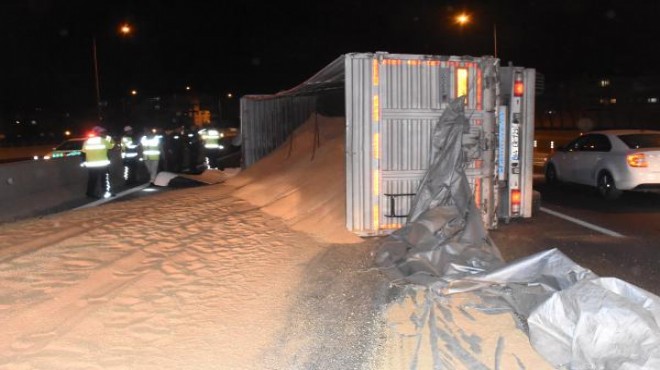İzmir'de gece yarısı kaza: Her yer tavuk yemi!