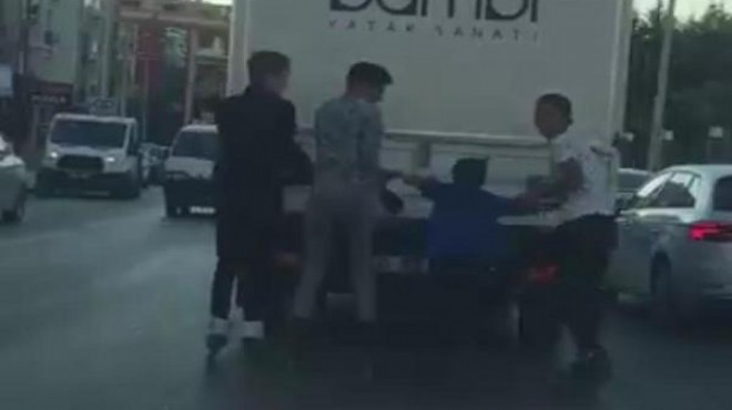 İzmir'de patenli gençlerin tehlikeli oyunu!