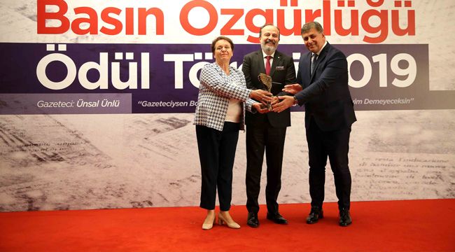 Karşıyaka'da Gazeteci Ünlü'ye ödül