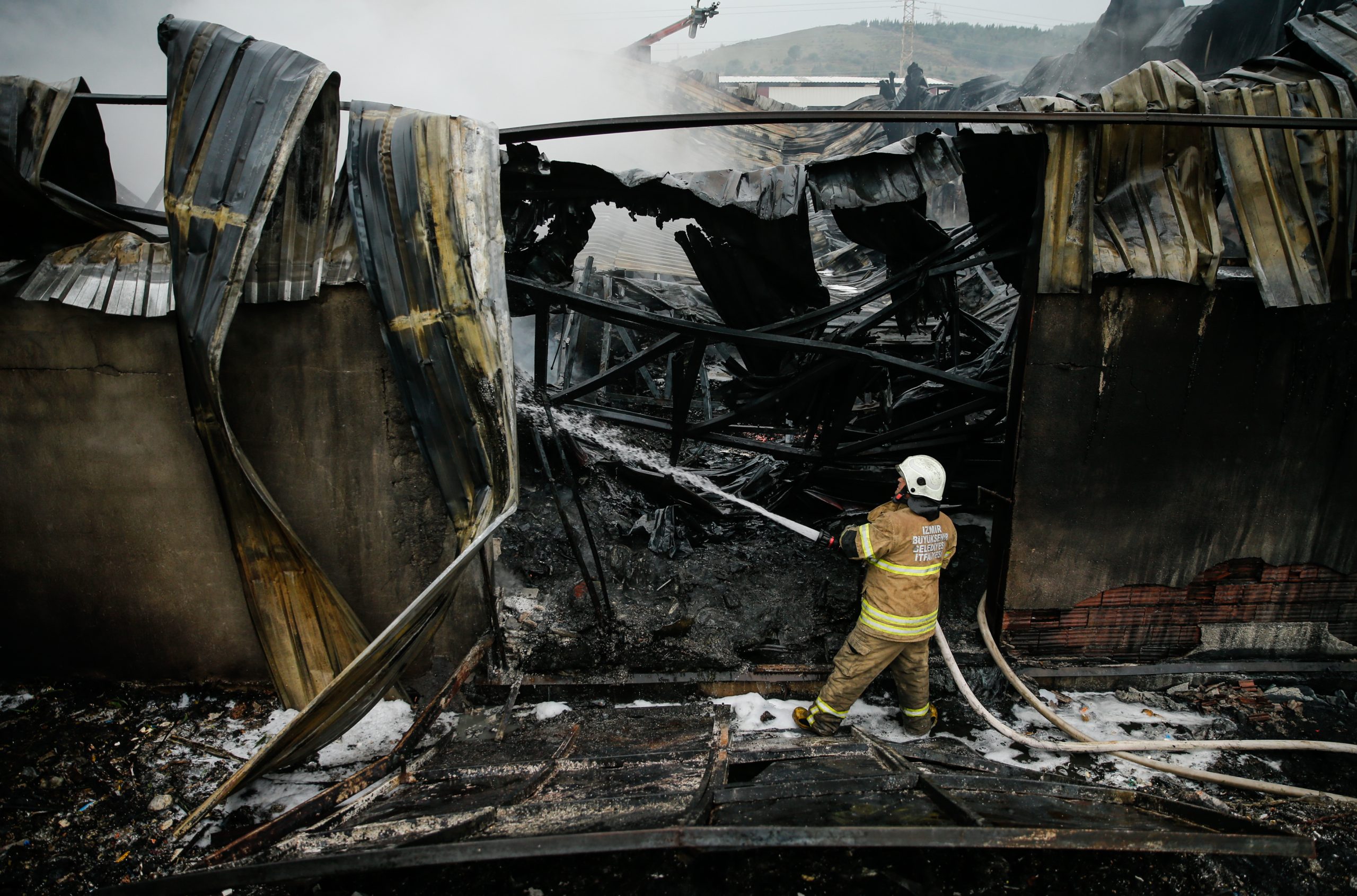 İzmir’de korkutan yangın! Fabrika kül oldu