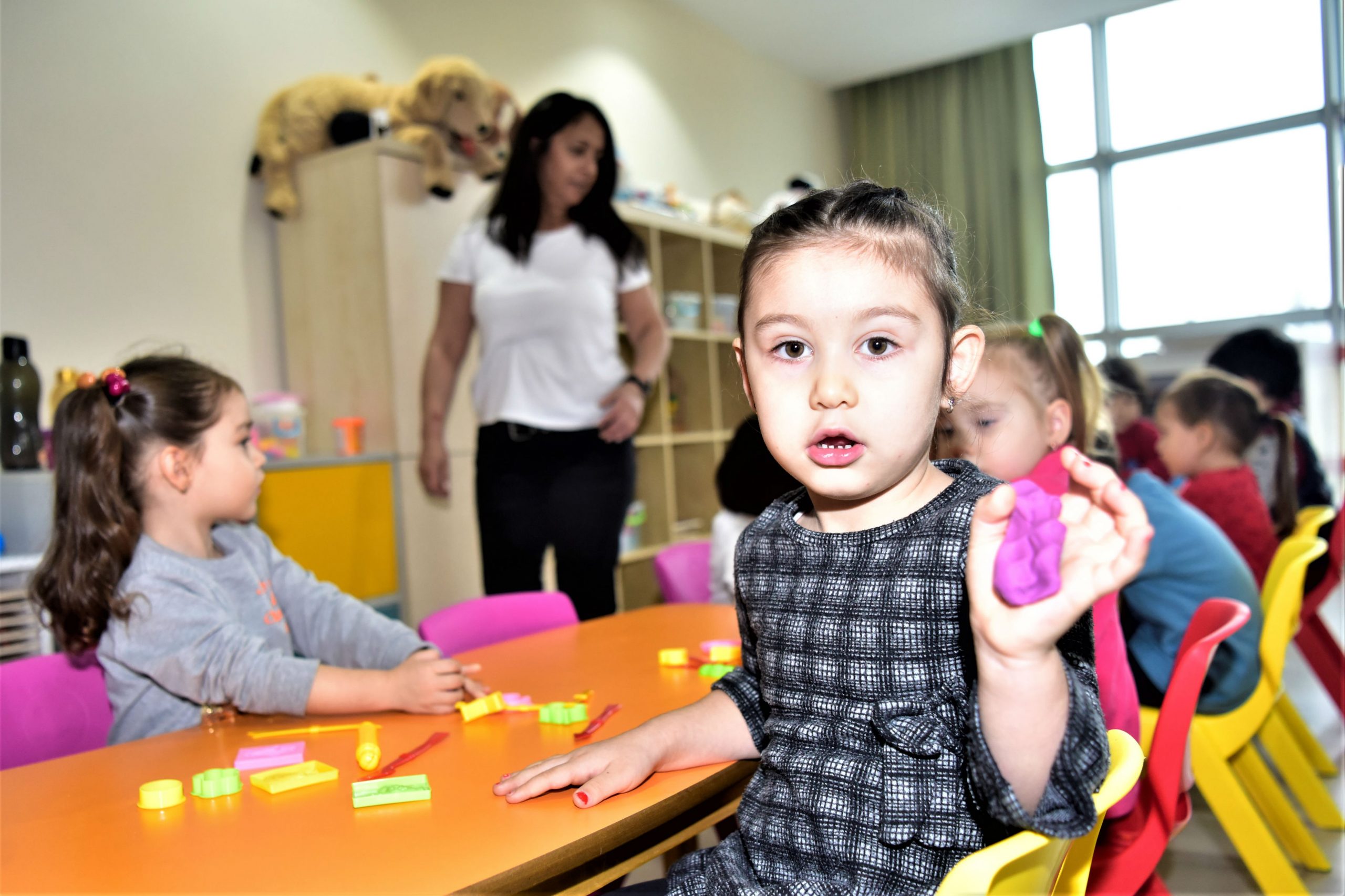 Bornova'da çocuklar oyuna, anneler eğitime
