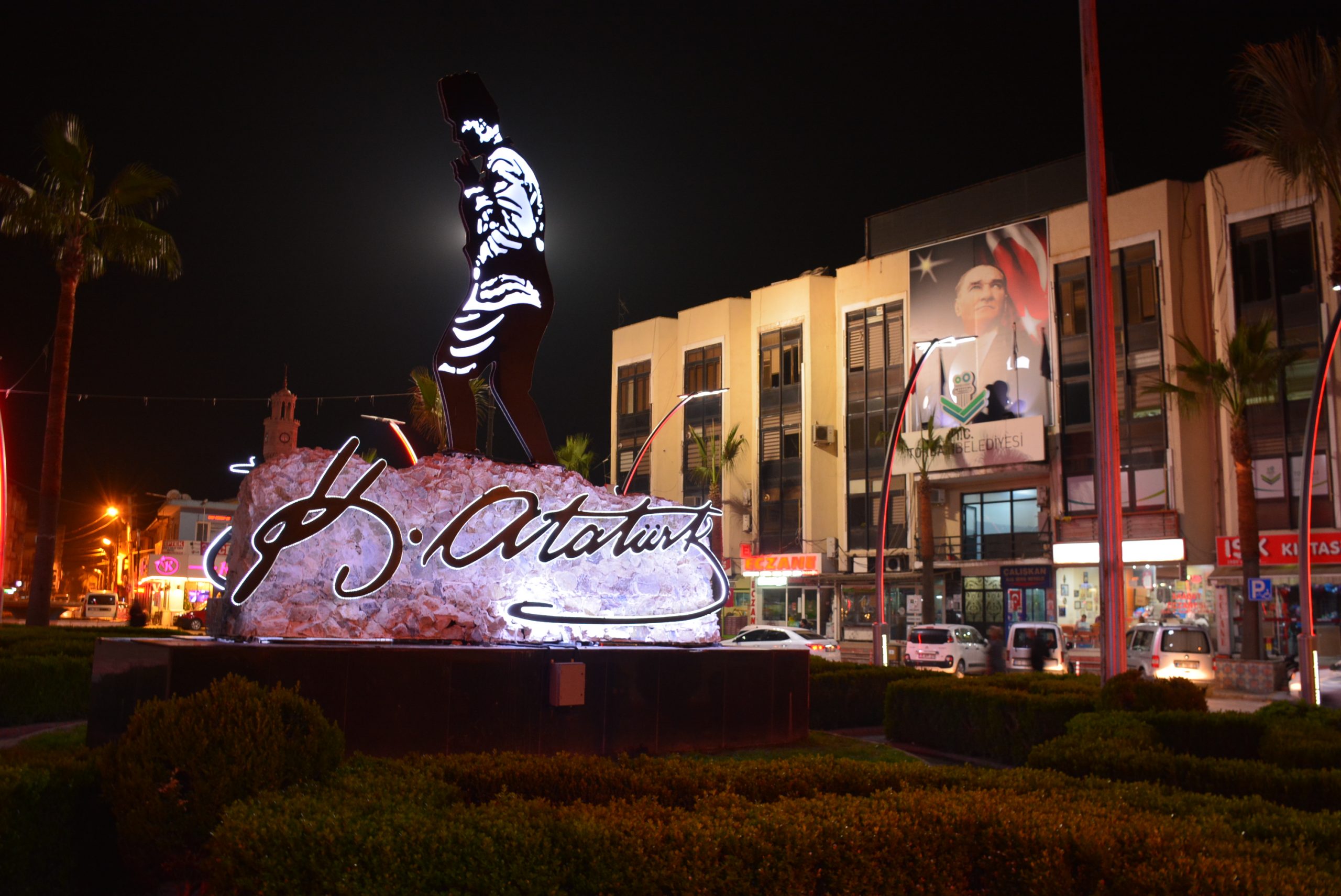 CHP'li belediyeye geçen Torbalı'da meydana özel tasarımlı Atatürk silüeti