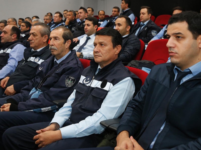 Başkan Batur'dan zabıtaya uyarı: ''Vatandaşa kötü davrananın yanımızda yeri yok''