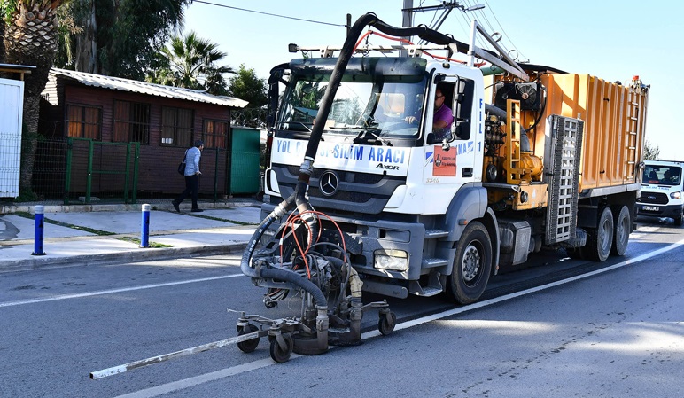 Büyükşehir'den trafik çizgilerini yenilemede görülmemiş uygulama!