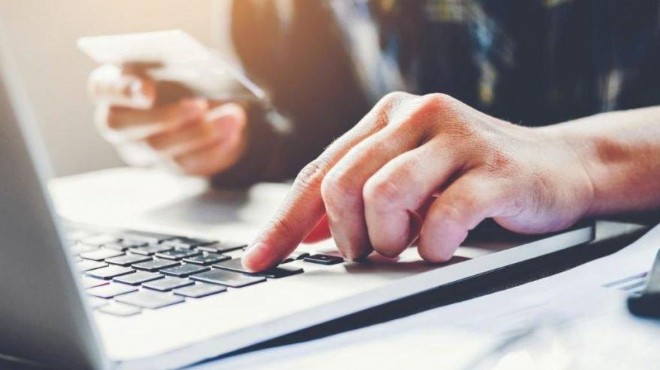 İzmir'de para karşılığı devamsızlık silen kişiye suçüstü!