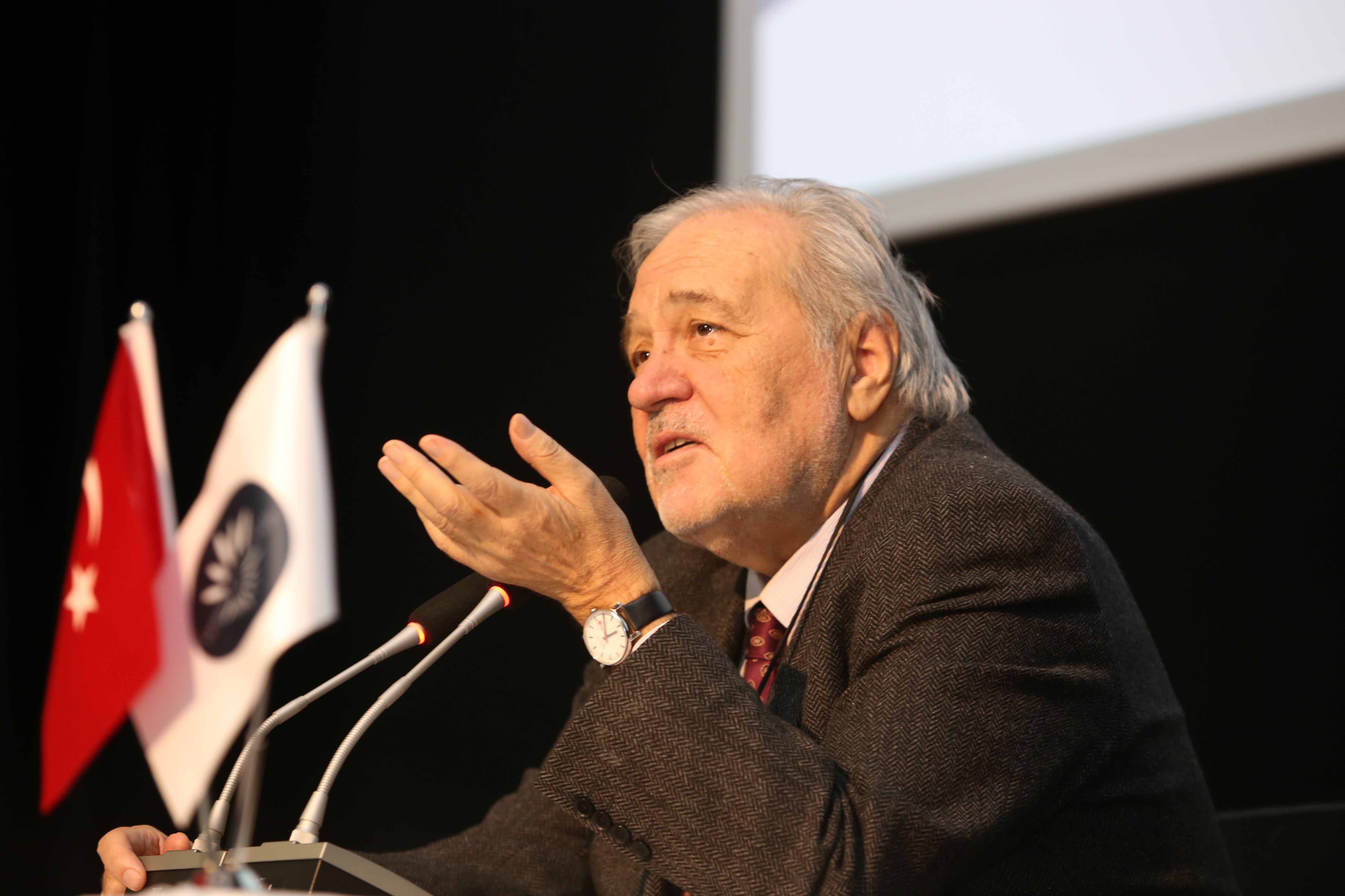 Karabağlar'da İlber Hoca'ya yoğun ilgi: '1938'lerin çok gerisindeyiz'