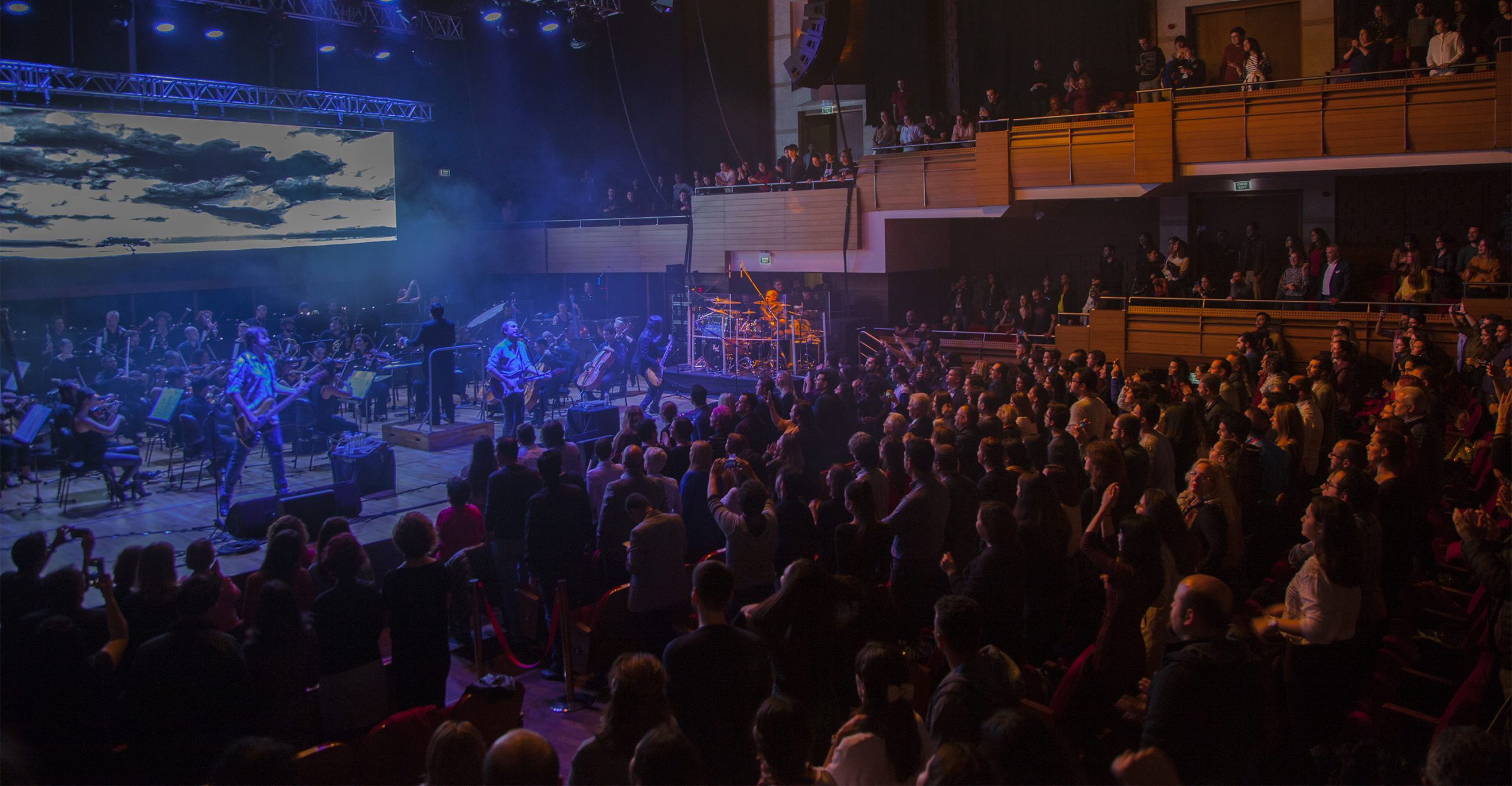 Mor ve Ötesi'nin senfonik performansına İzmir seyircisinden tam not