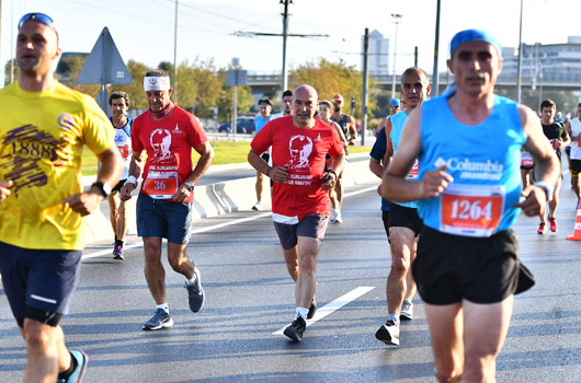 İzmir'de en uzun gecede 10 km'lik halk koşusu