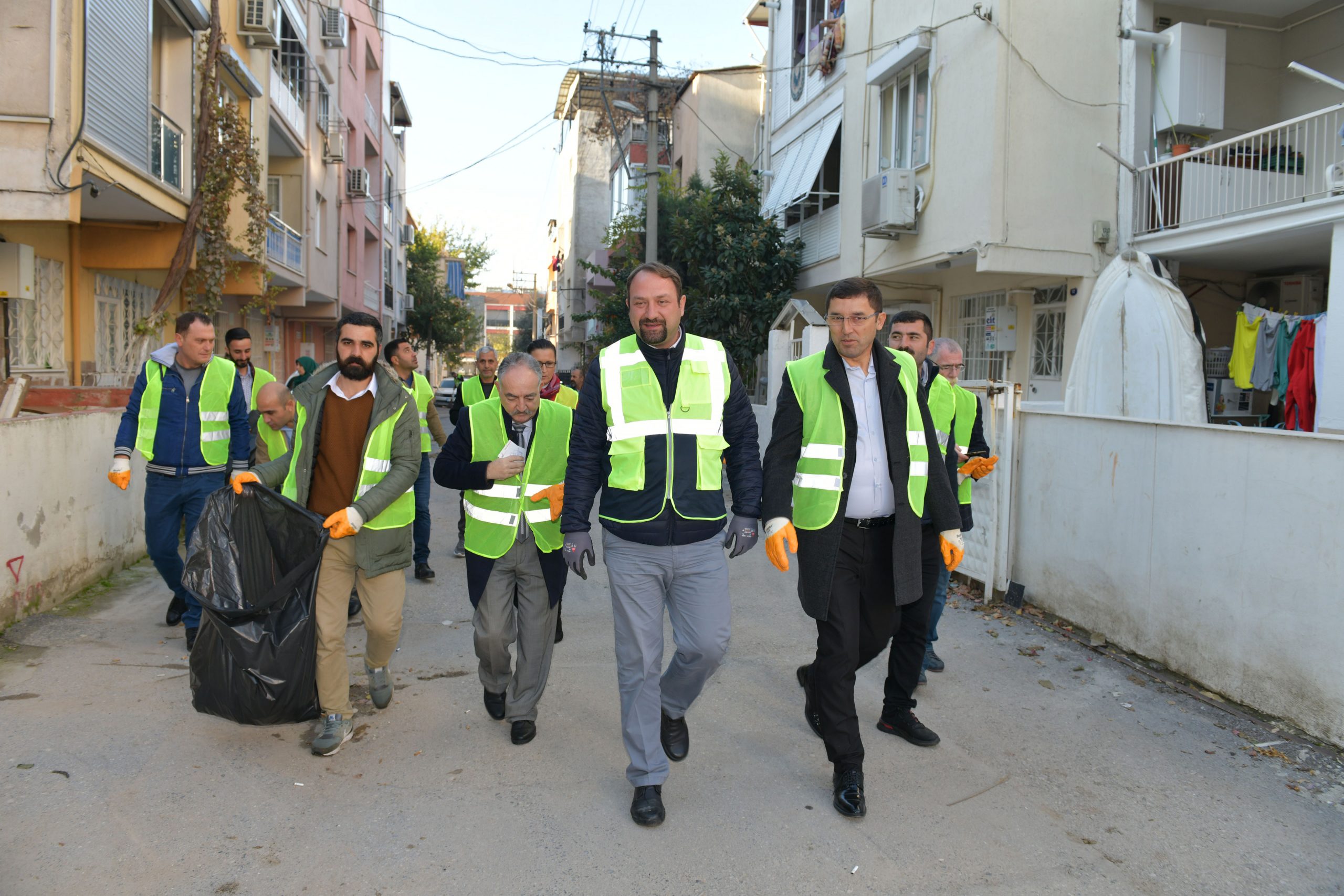 Temizlik ekibi bu kez Küçükçiğli Mahallesinde
