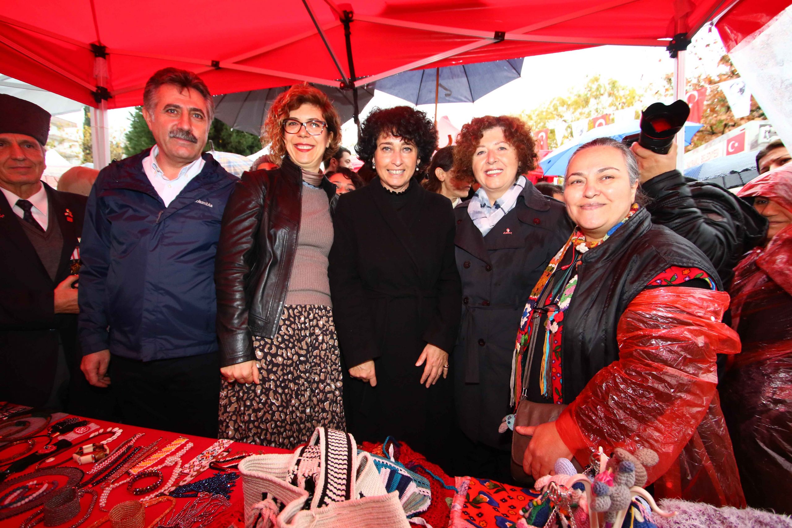 Bayraklı’da kadınlardan yeni yıl için 'el emeği' pazarı