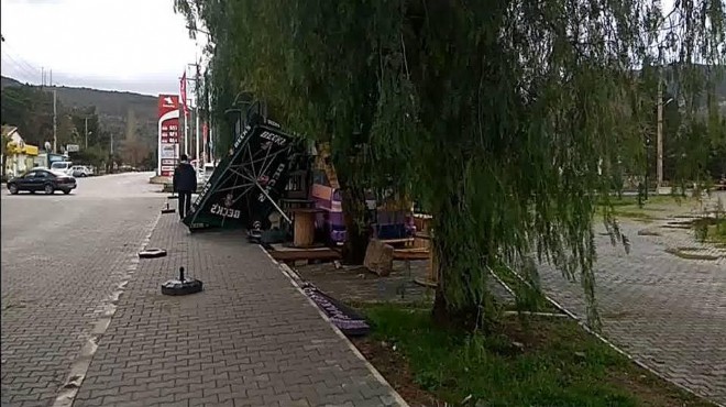 Fırtına Foça'da hayatı felç etti