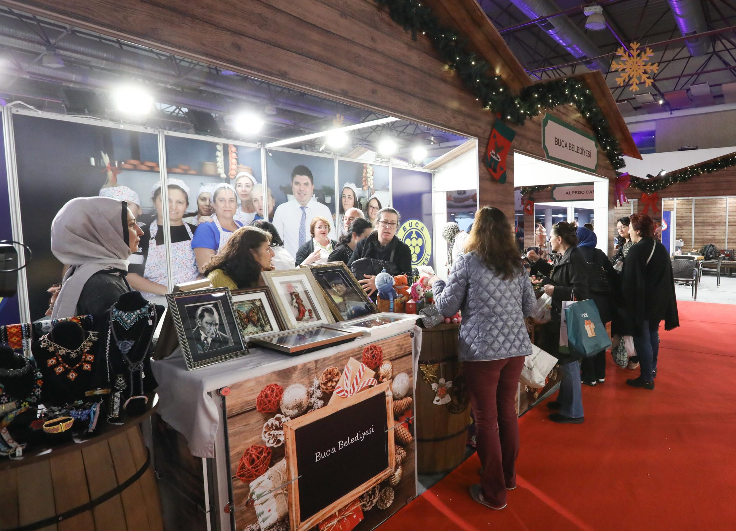 Bucalı kadınların el emeği ürünleri Fuar'a damgasını vurdu