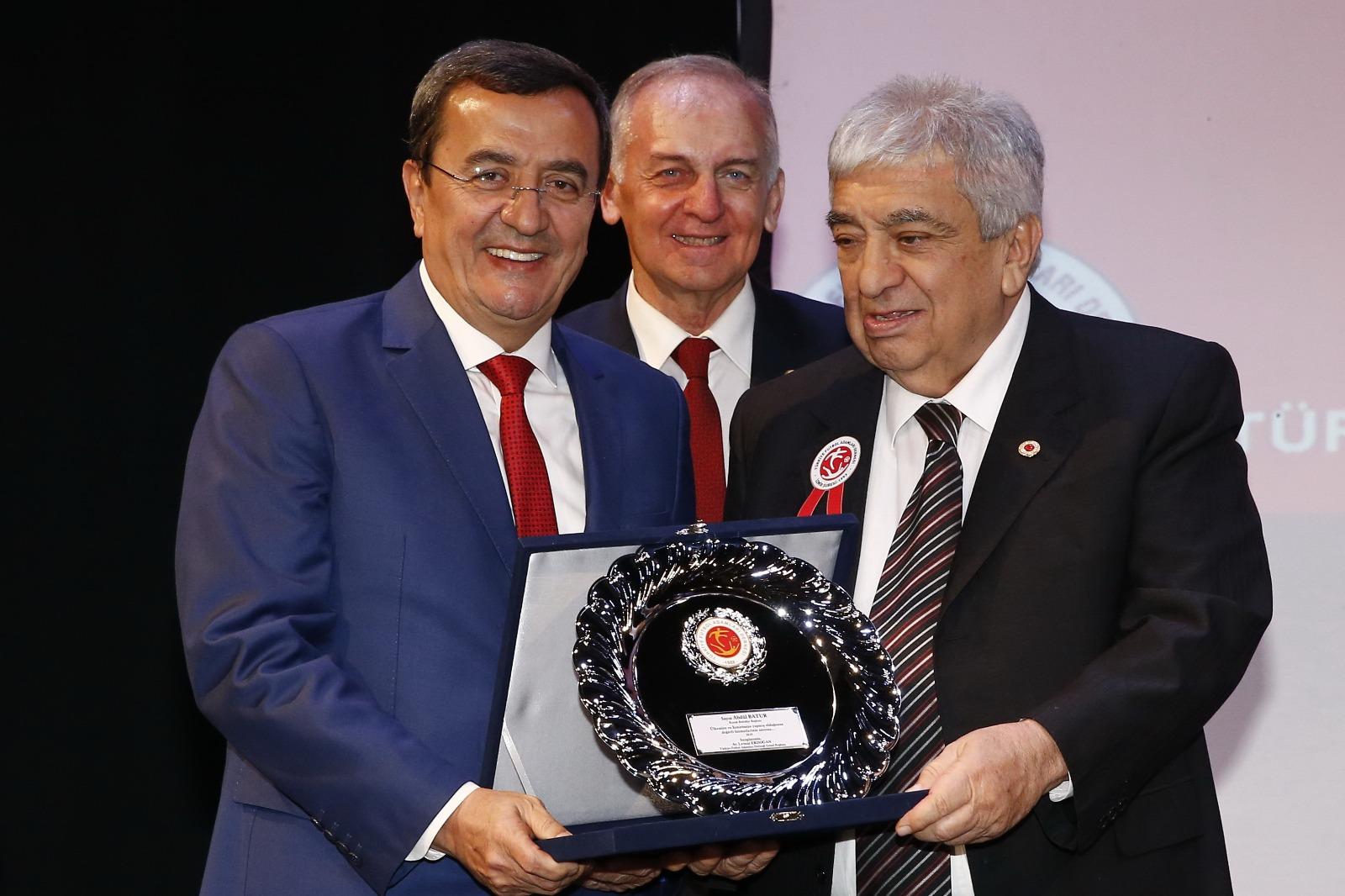TÜRFAD futbola emek verenleri yaşarken ödüllendirdi