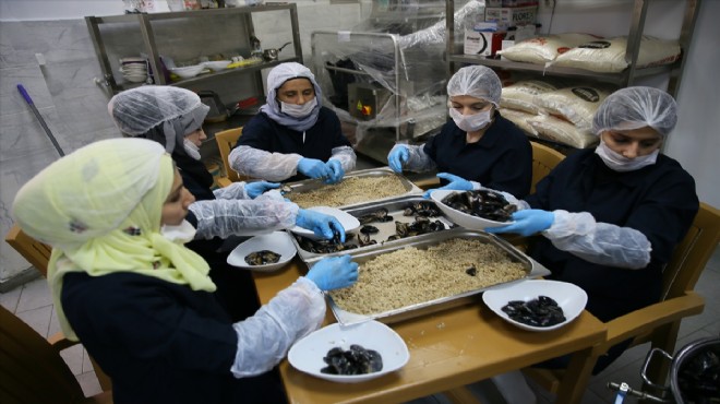 İzmir'de midye Türk ve Suriyeli kadınların geçim kapısı oldu